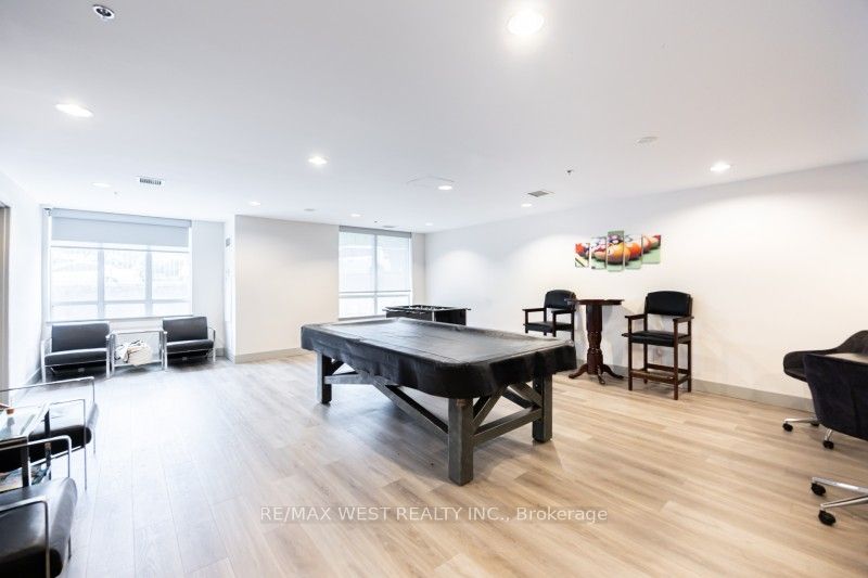 812 Lansdowne Avenue 704 Property Photo 15