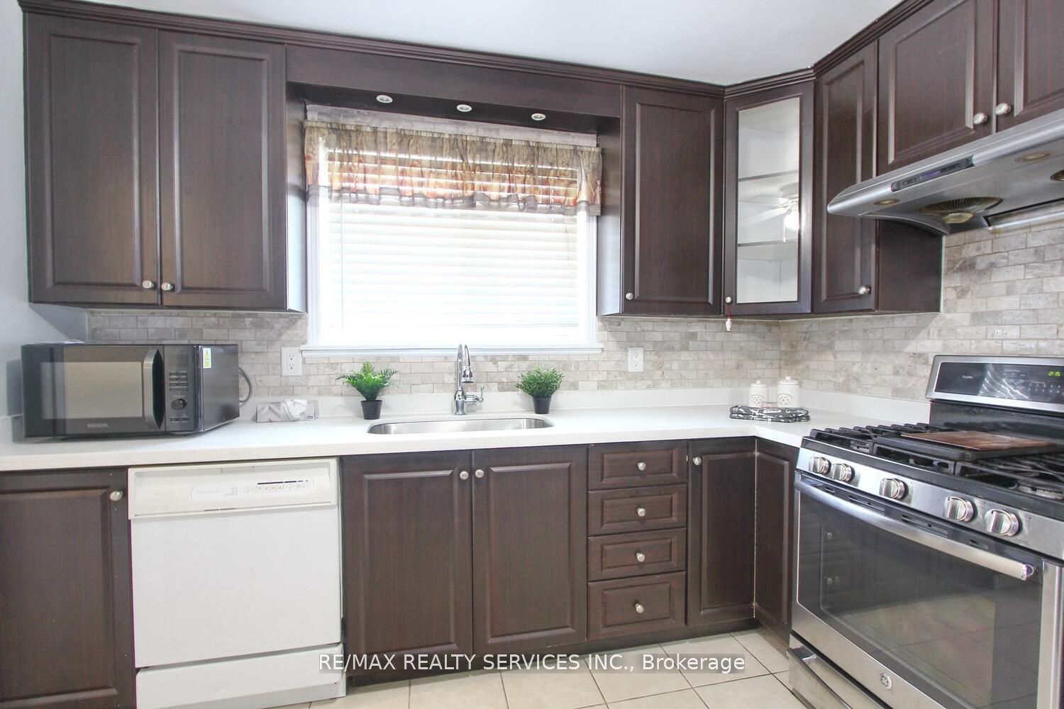 185 Earnscliffe Circle Property Photo 9