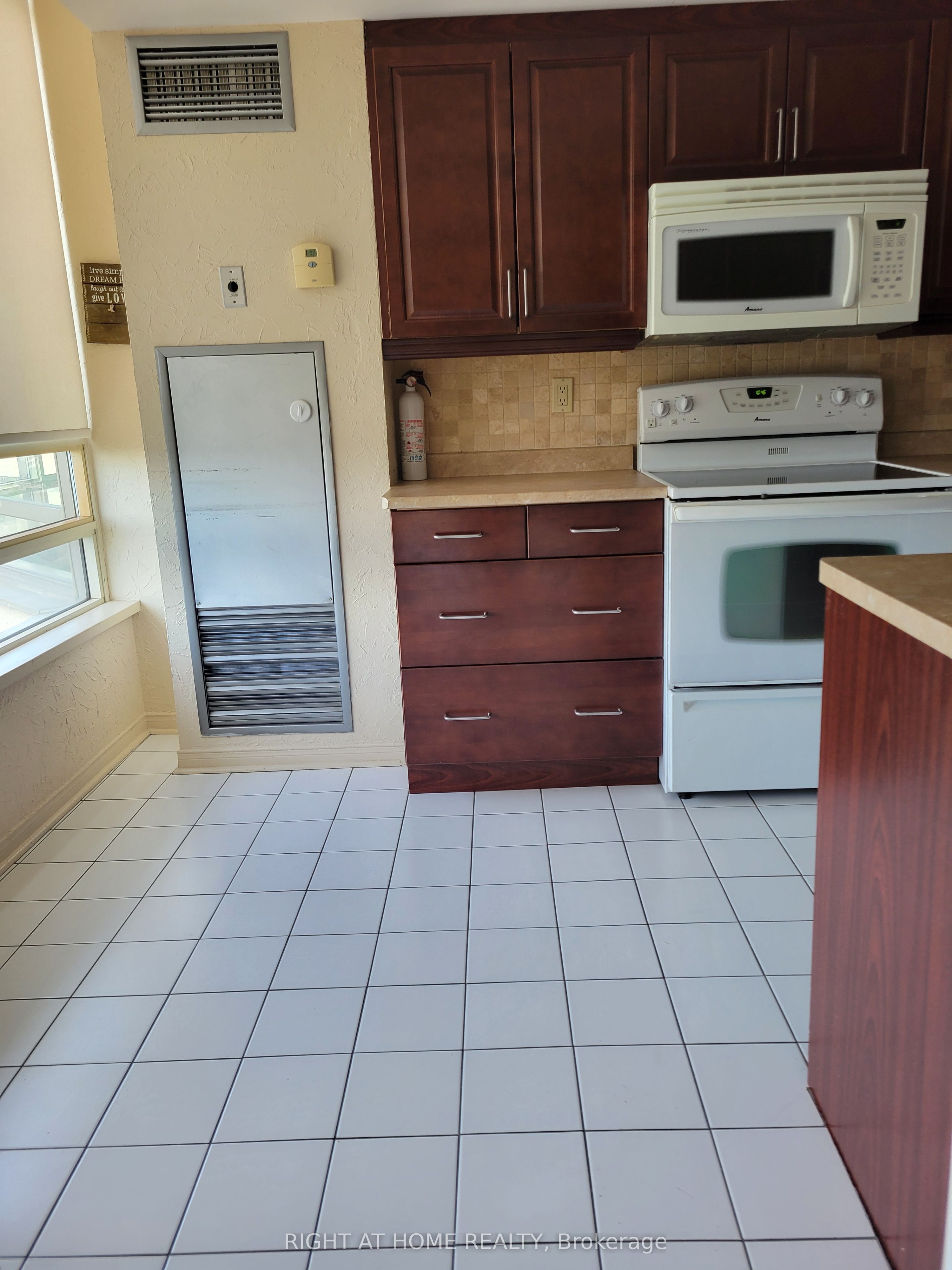 75 King Street E Ph2 Property Photo 16