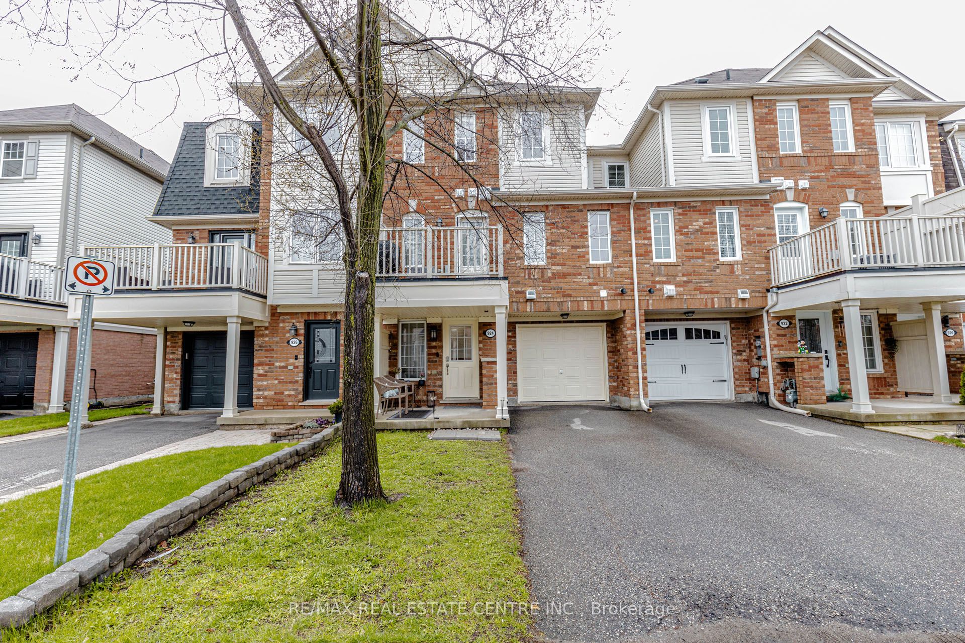 924 Burgess Gardens Property Photo 1