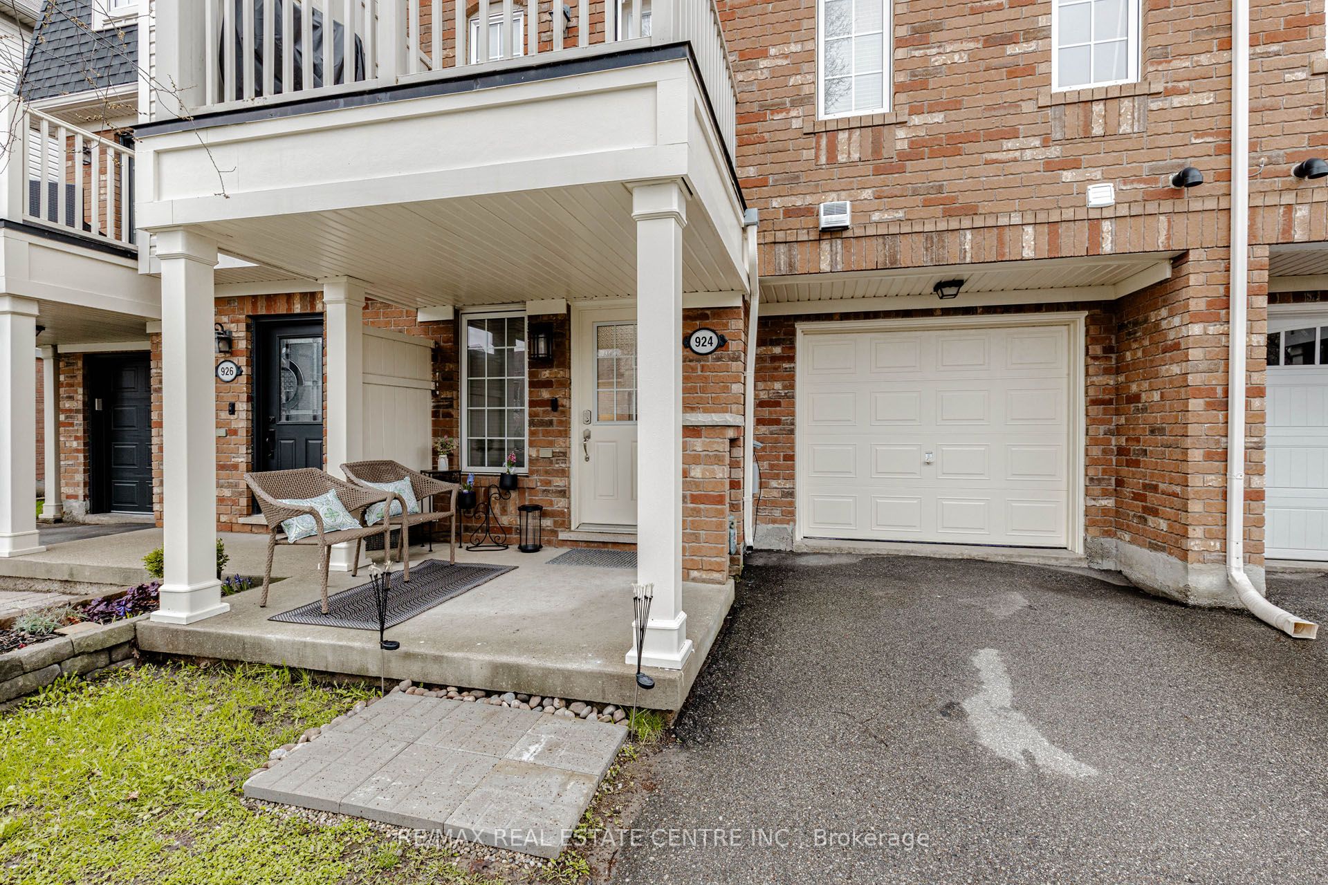 924 Burgess Gardens Property Photo 4