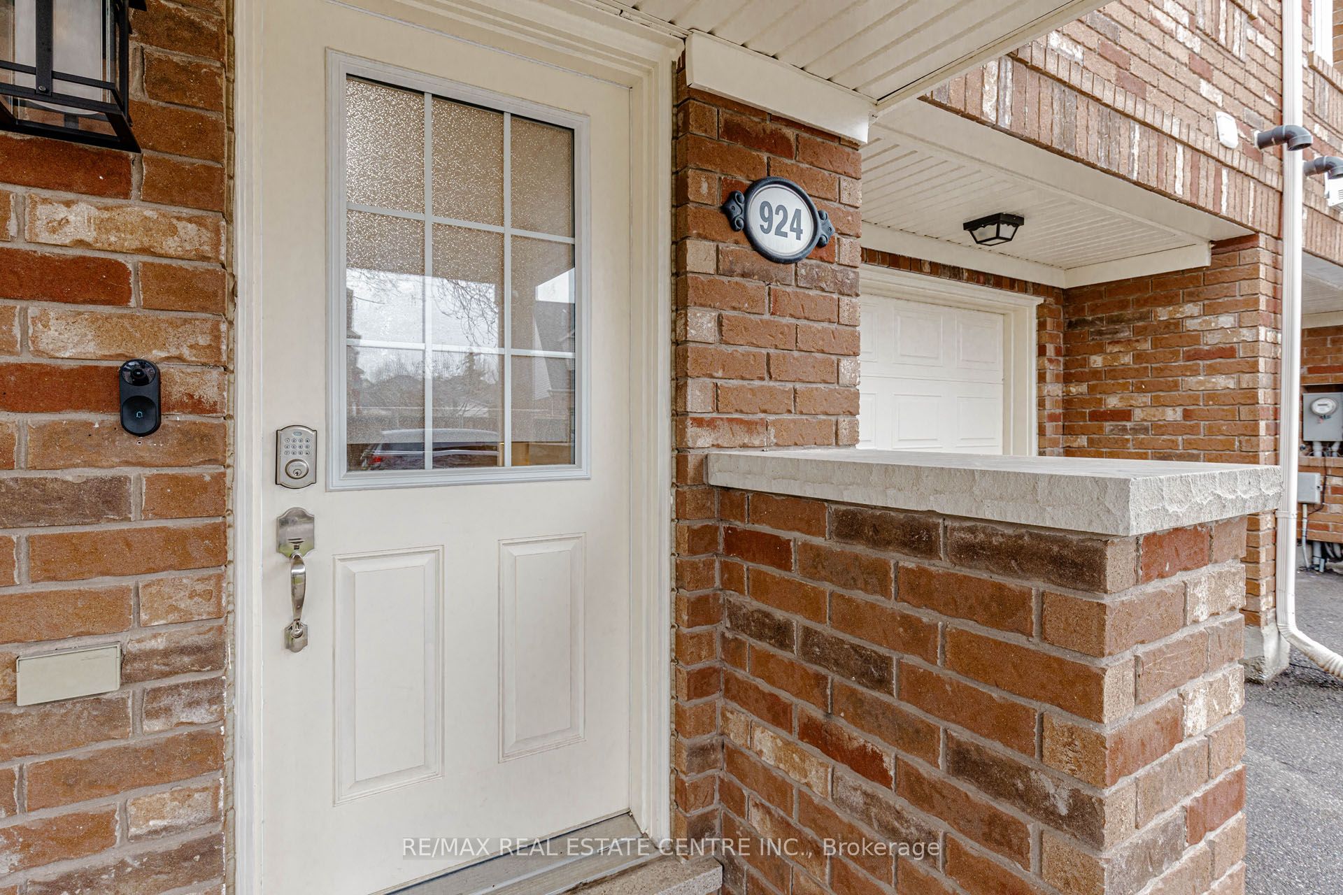 924 Burgess Gardens Property Photo 6