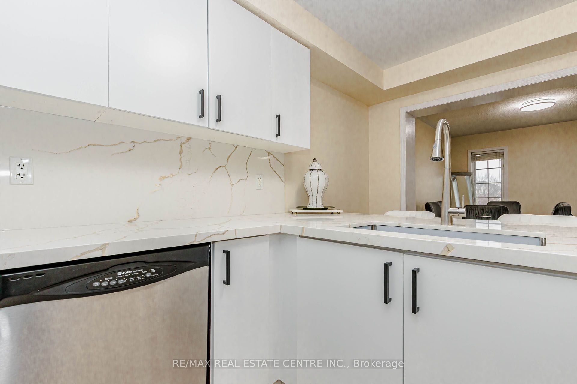 924 Burgess Gardens Property Photo 19