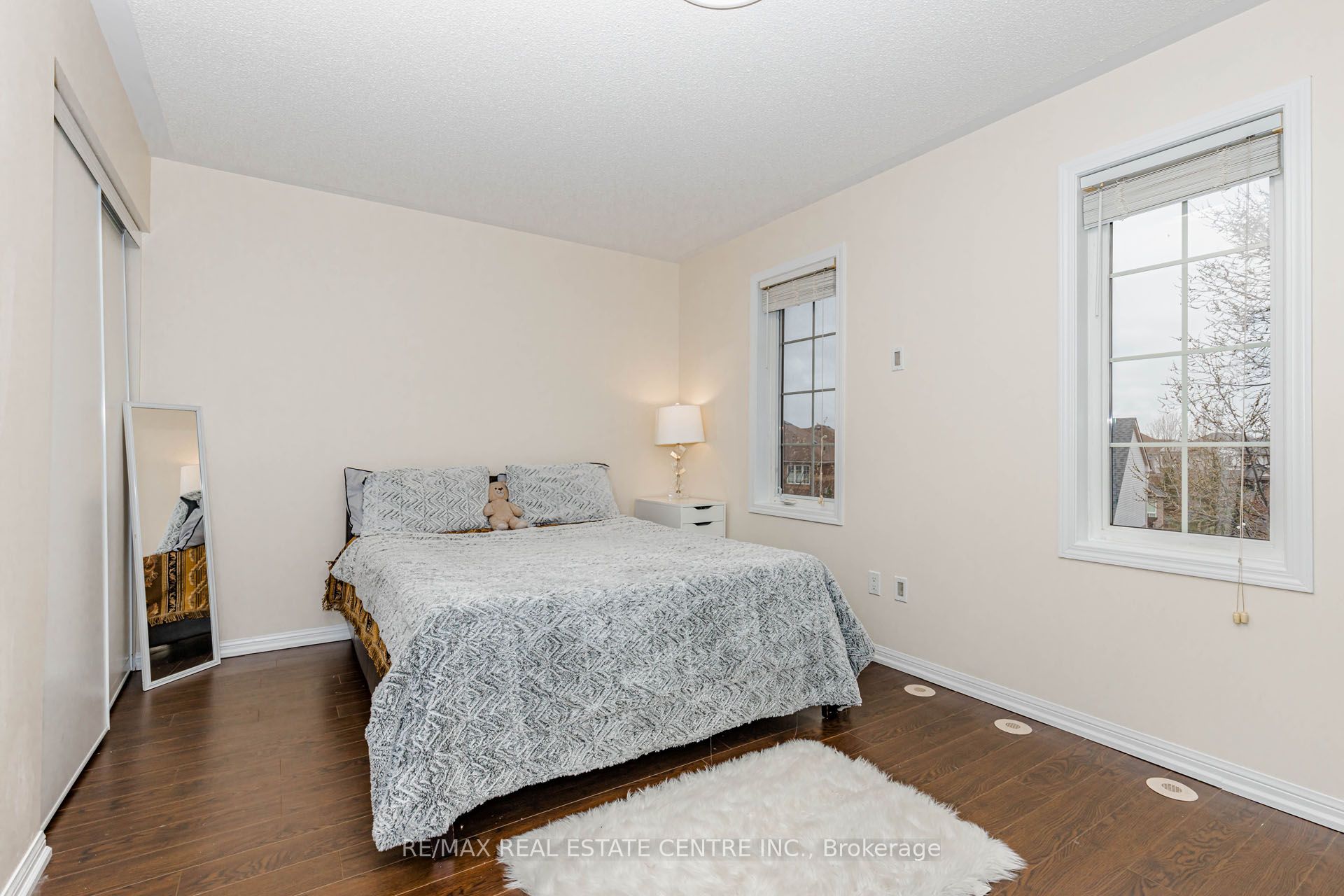 924 Burgess Gardens Property Photo 31