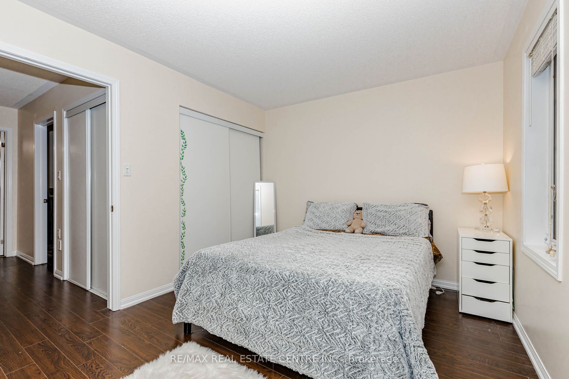 924 Burgess Gardens Property Photo 32