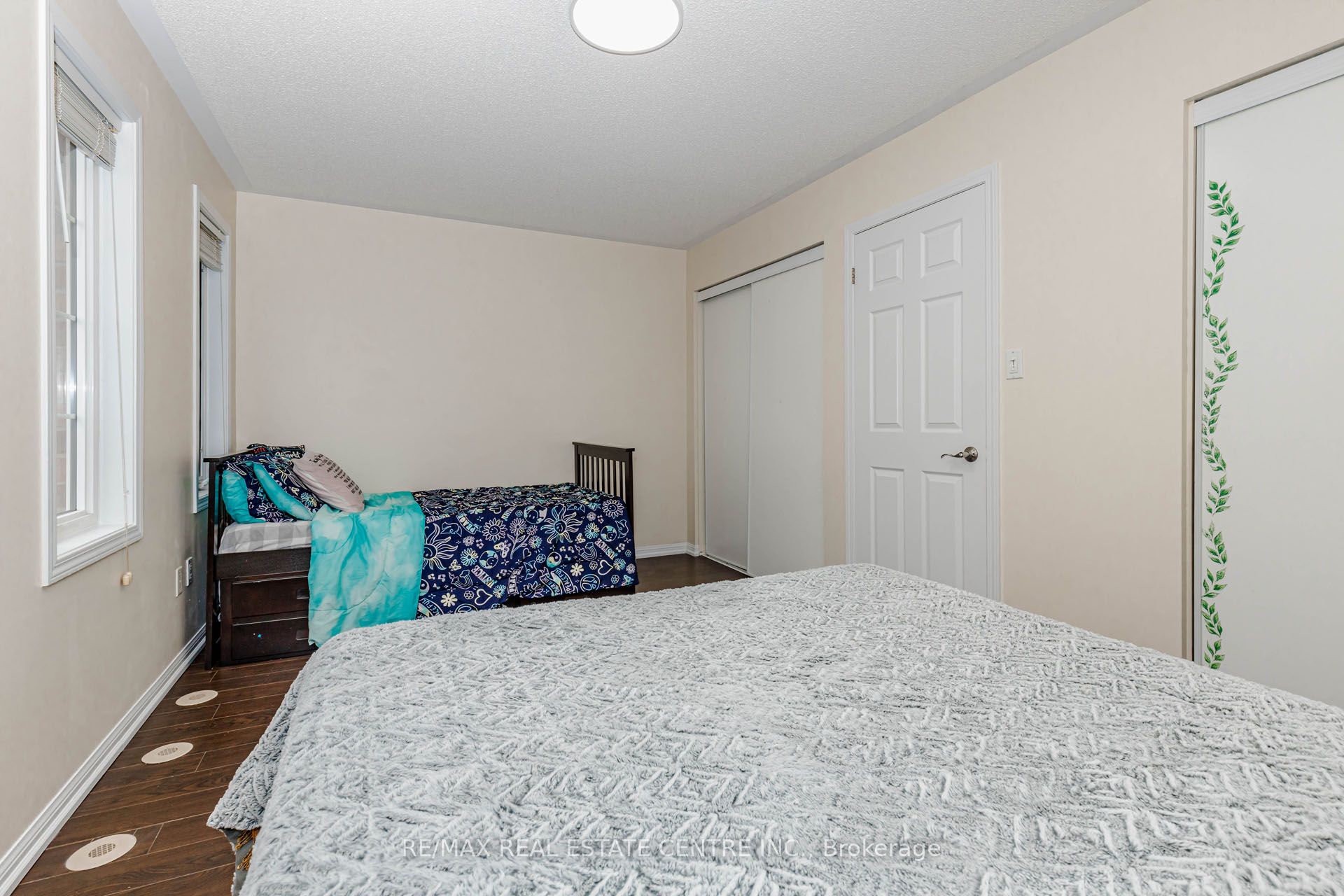 924 Burgess Gardens Property Photo 33