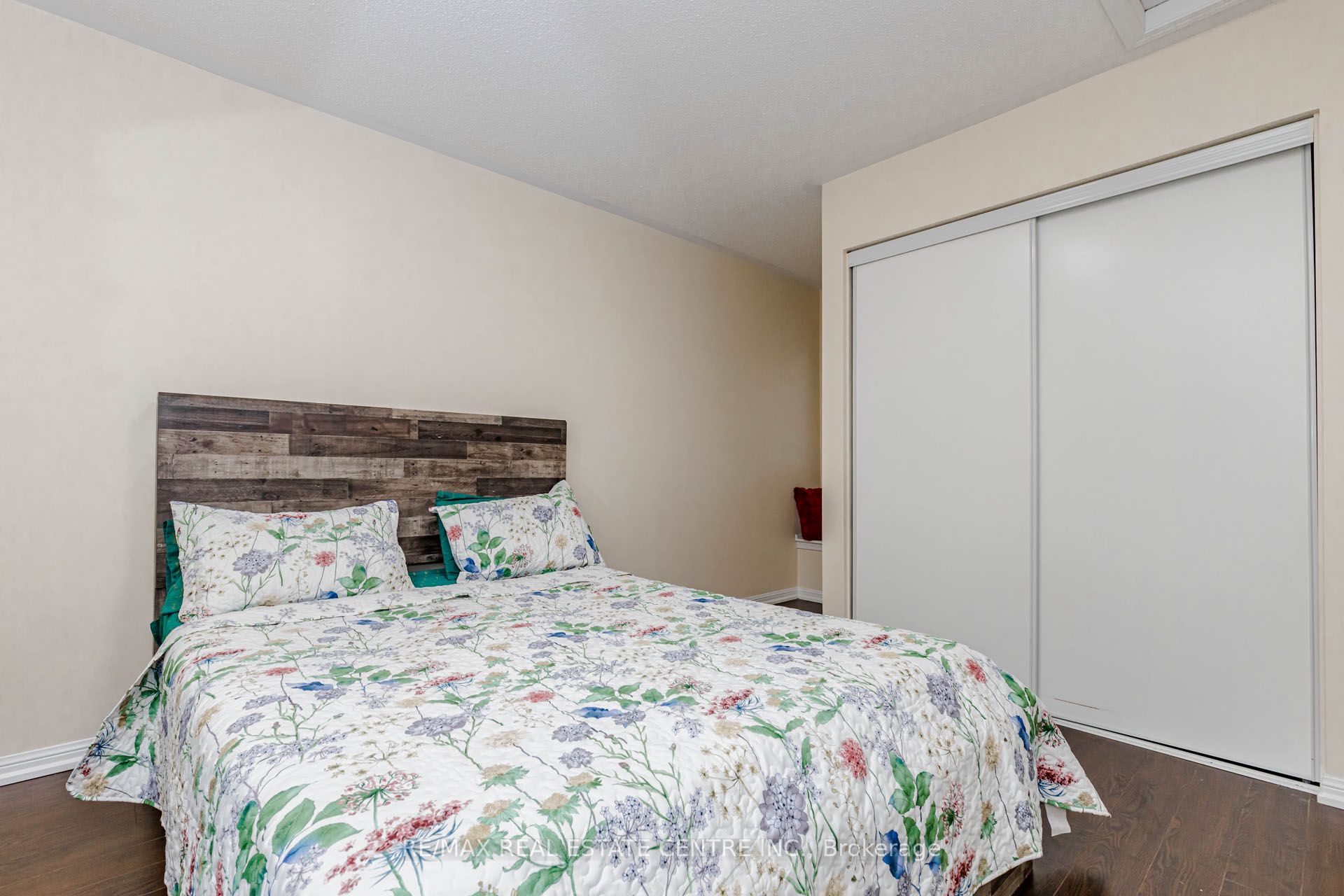 924 Burgess Gardens Property Photo 41