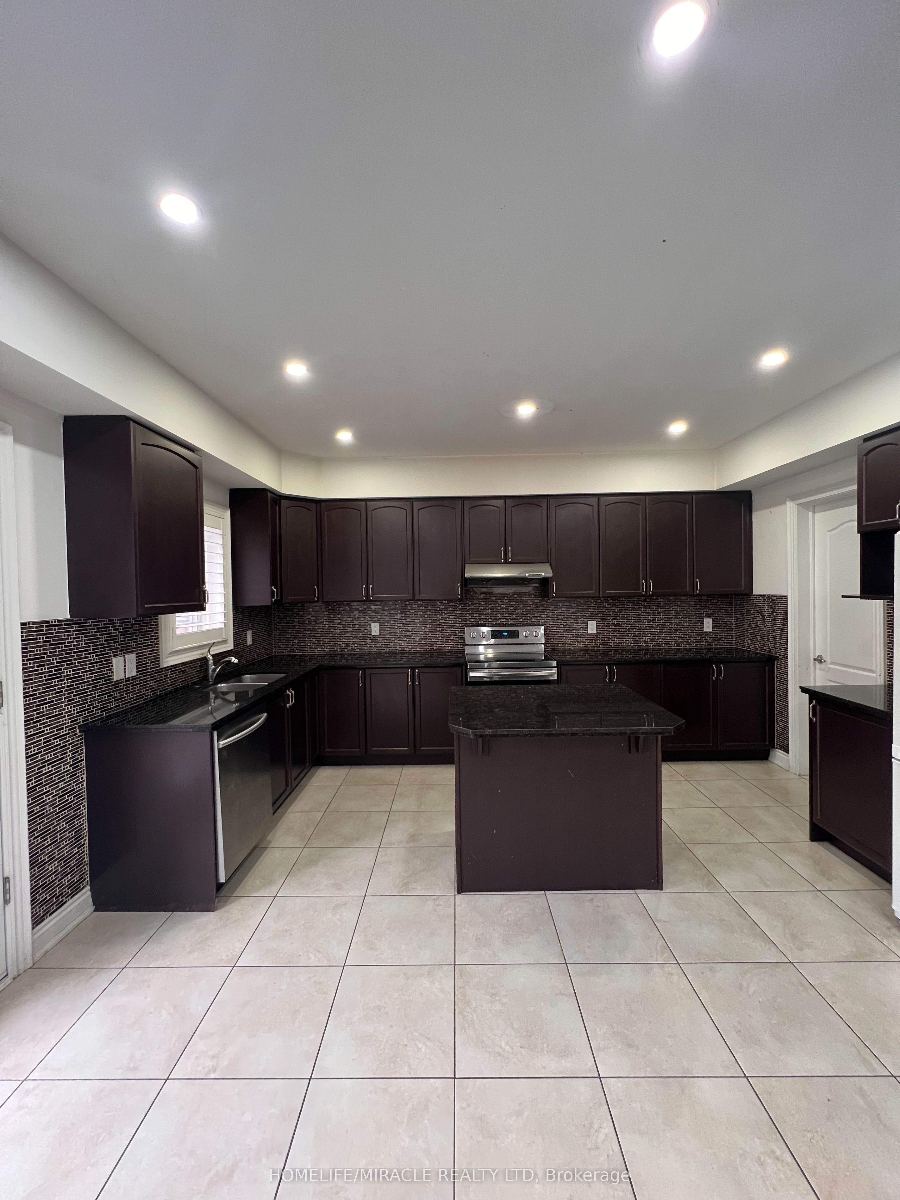 8 Arda Crescent Property Photo 15