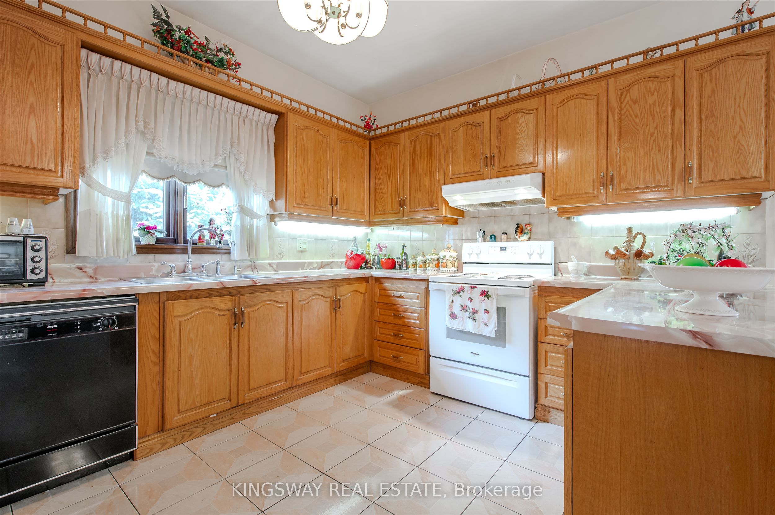 27 Mulholland Avenue Property Photo 6