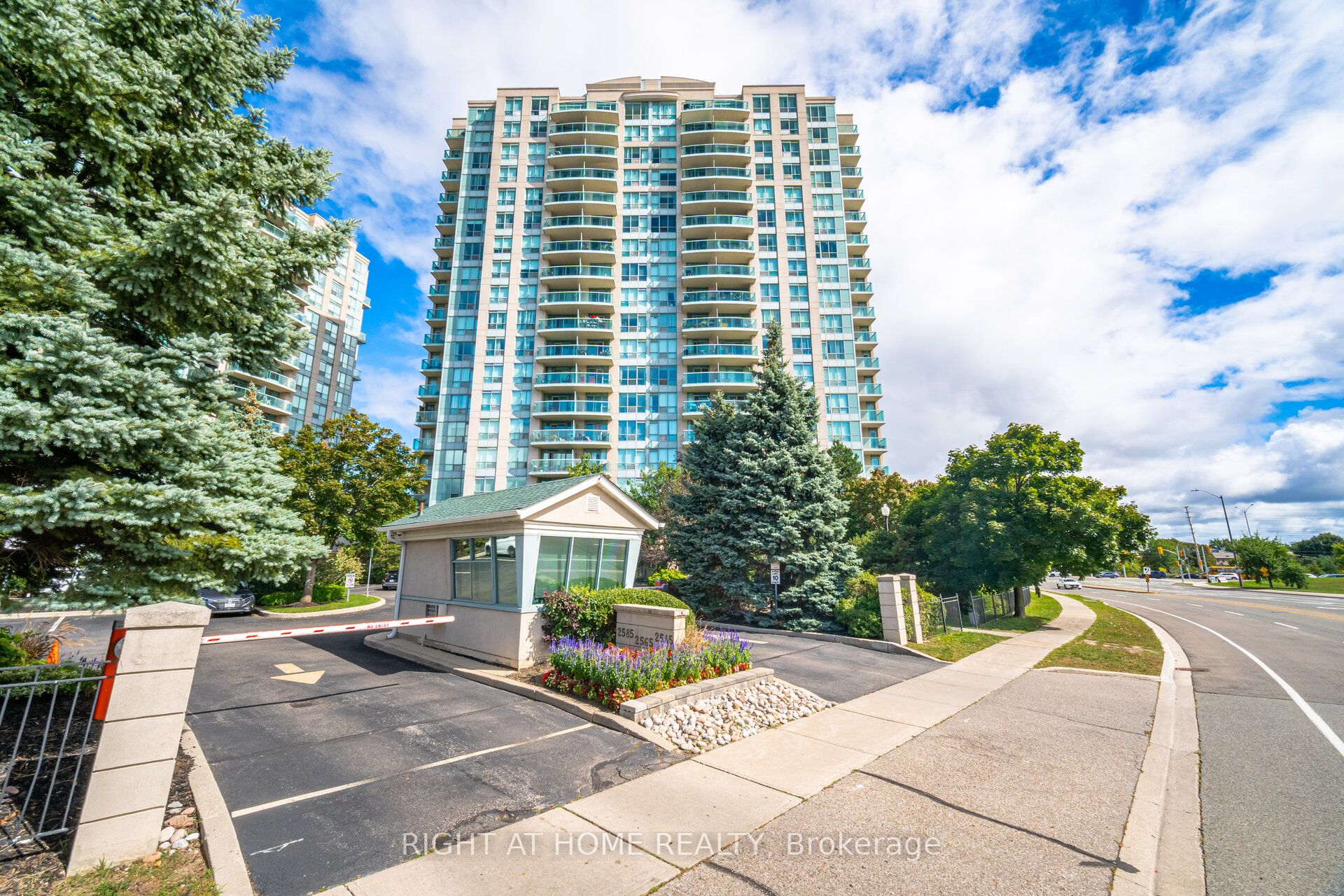 2545 Erin Centre Boulevard 1211 Property Photo 1