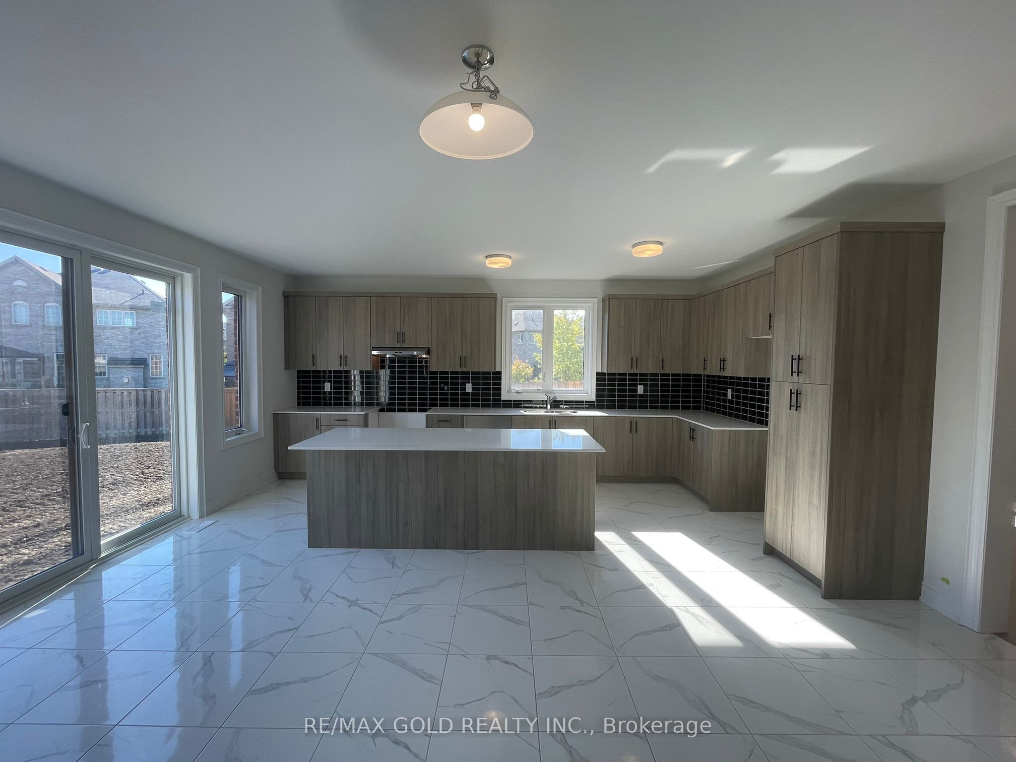 31 Dolomite Drive Property Photo 5