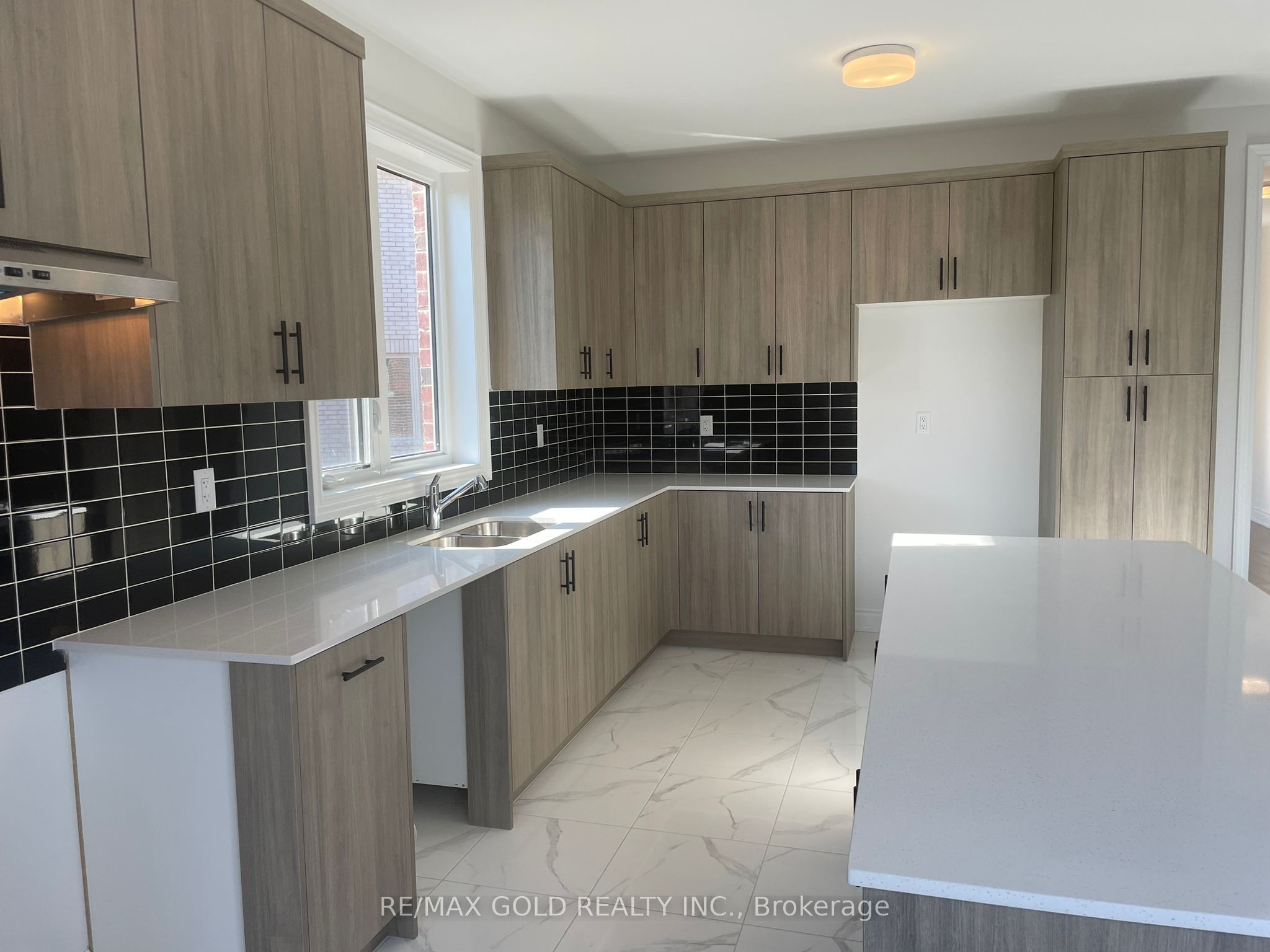 31 Dolomite Drive Property Photo 10