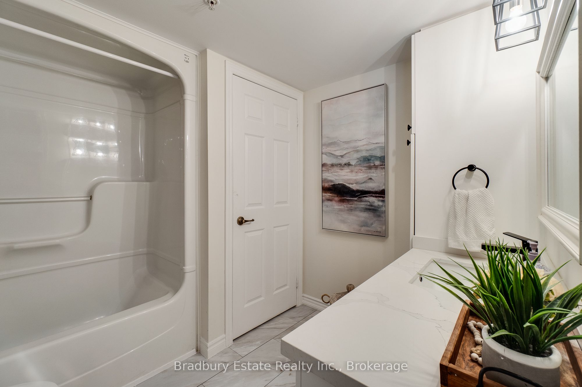 2045 Appleby Line 305 Property Photo 8