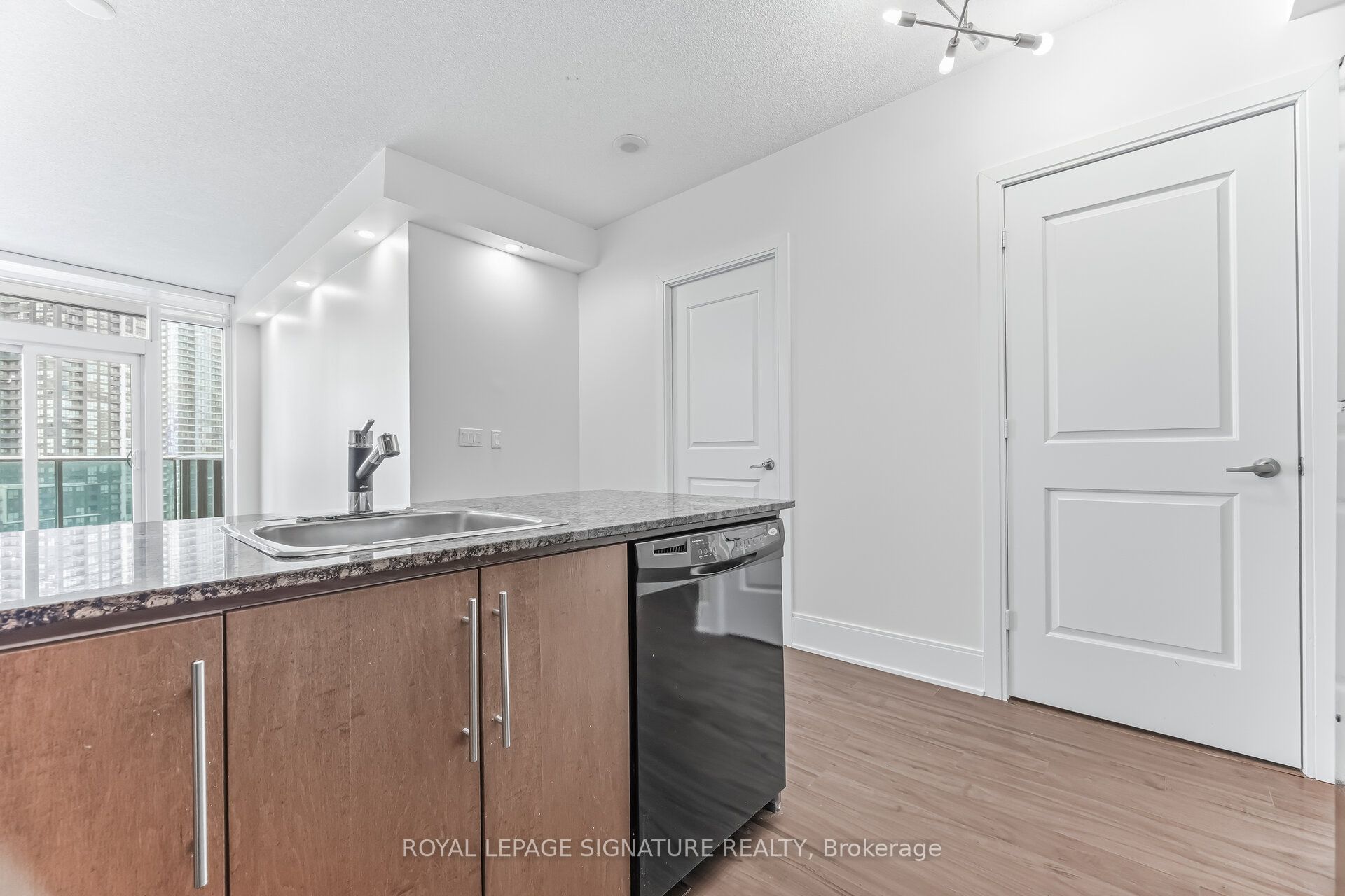 330 Burnhamthorpe Road W 1402 Property Photo 17