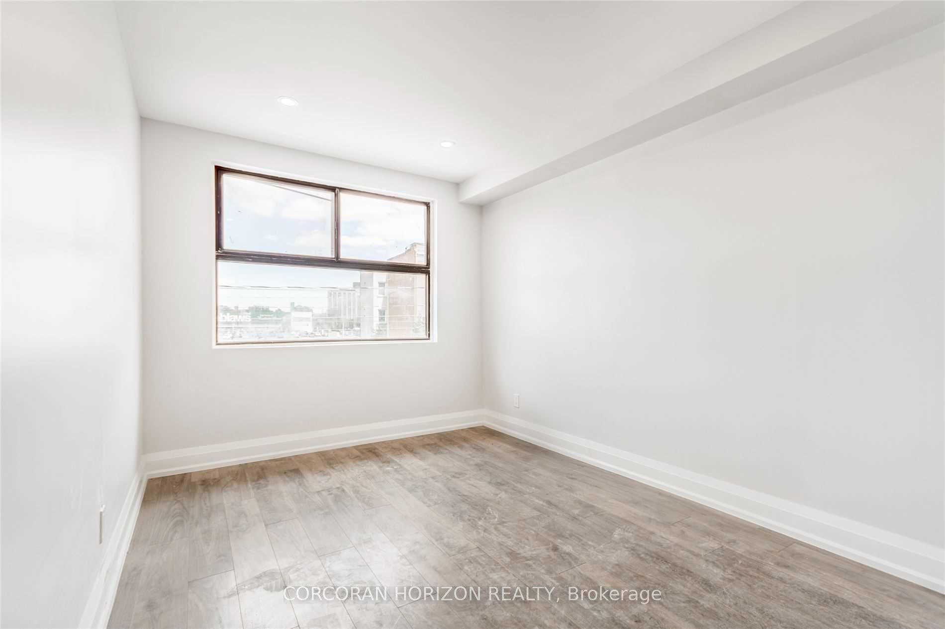 2261 Dundas Street W Property Photo 17