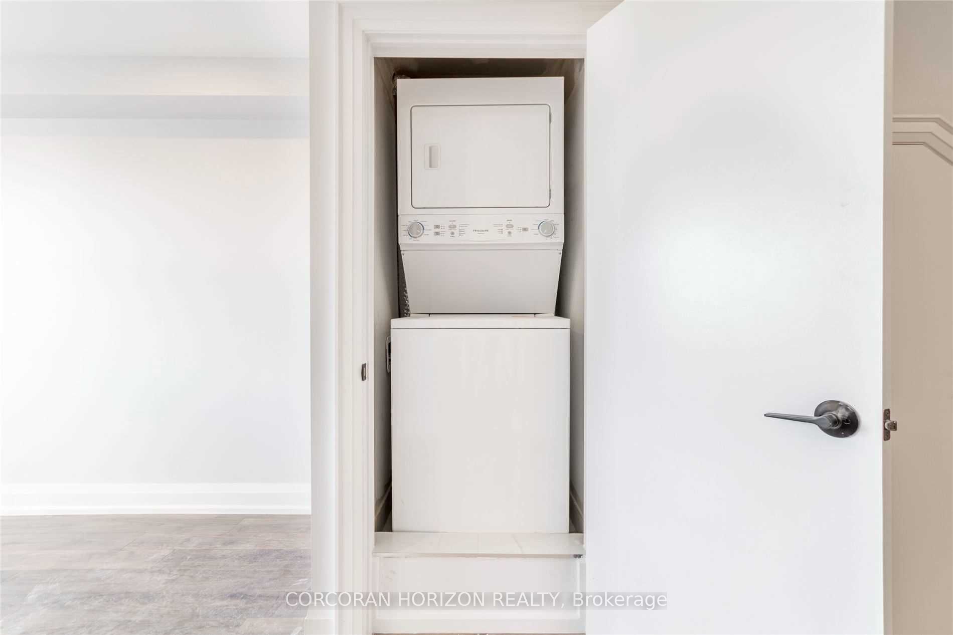 2261 Dundas Street W Property Photo 19