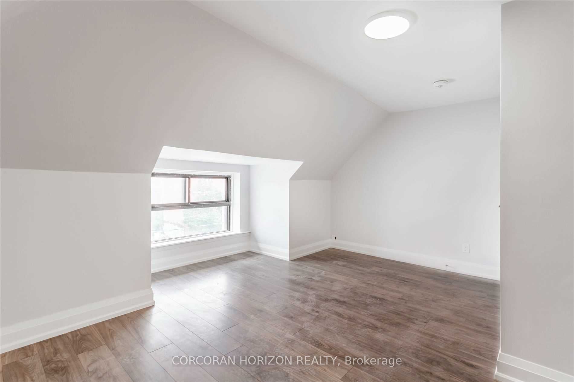 2261 Dundas Street W Property Photo 23