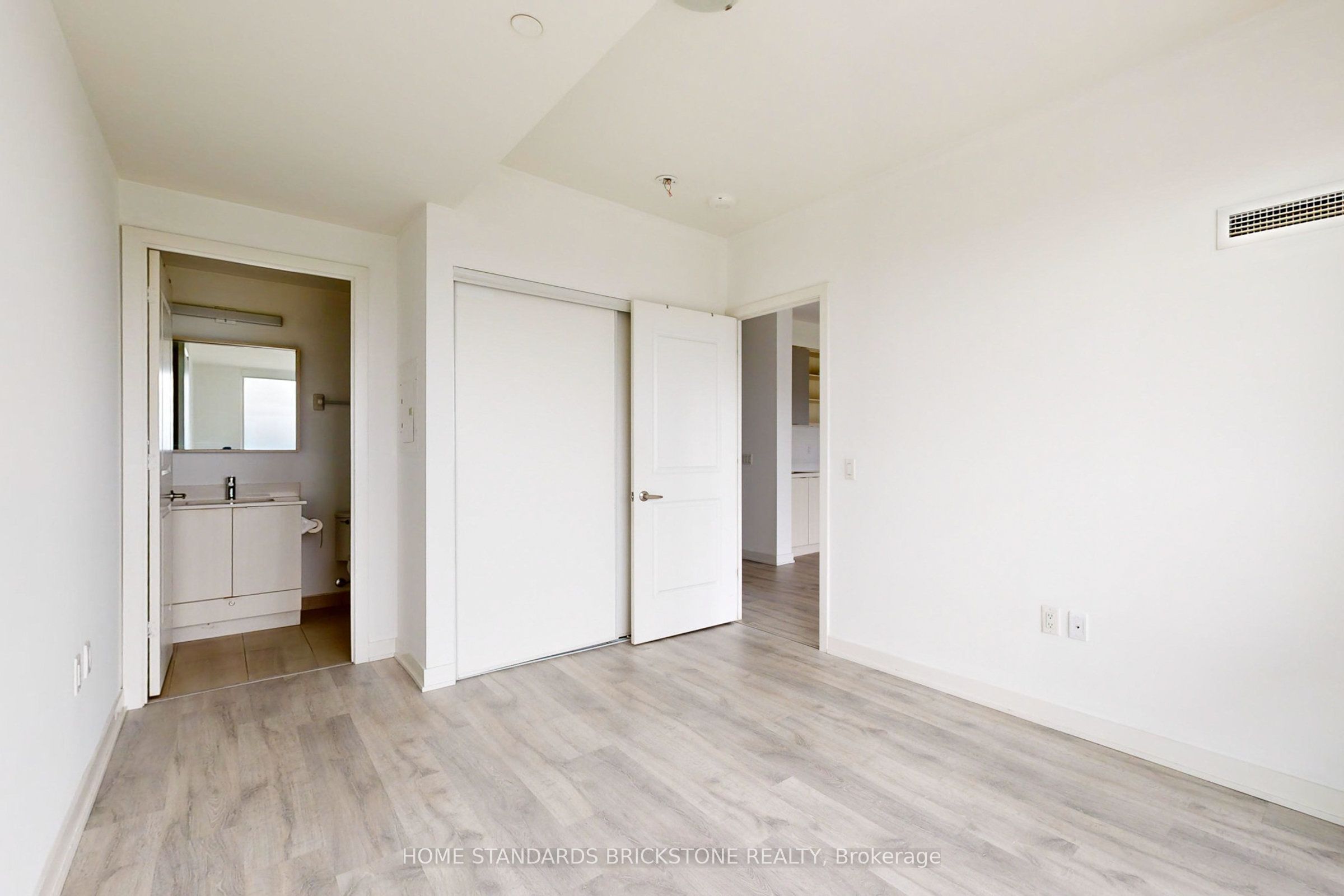 W13420778 Property Photo 23