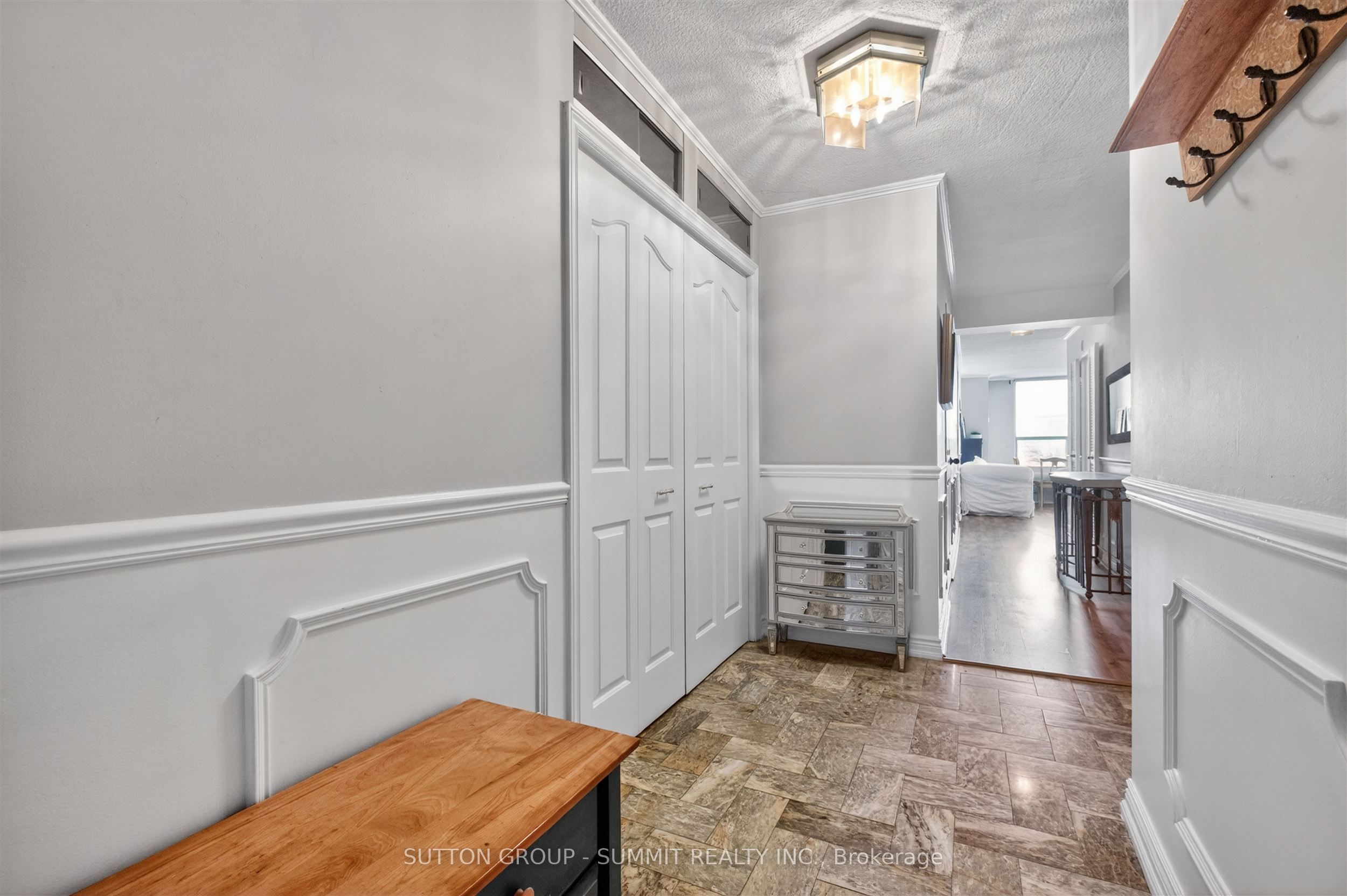 1535 Lakeshore Road E 1606 Property Photo 3