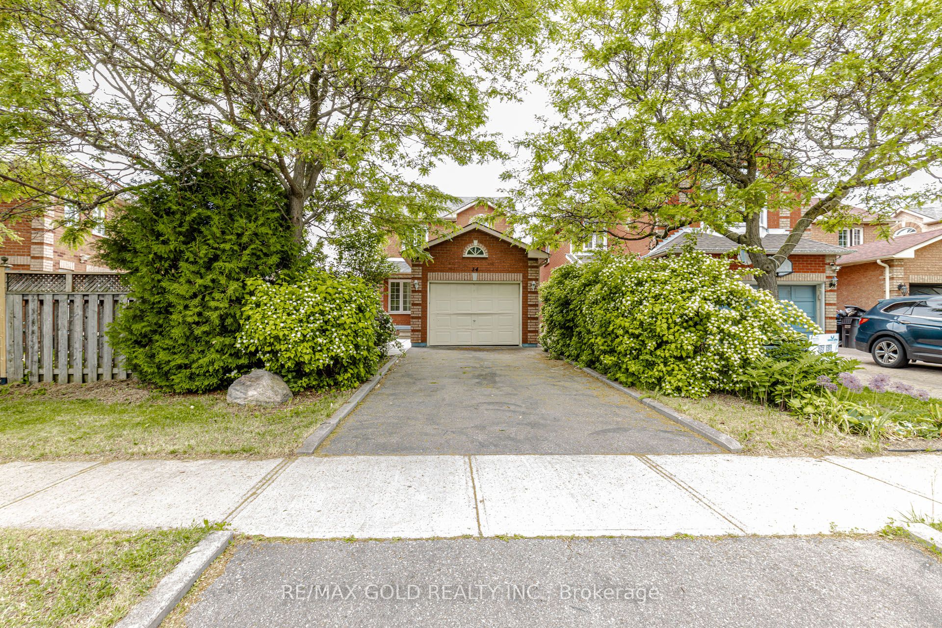 34 White Tail Crescent Property Photo 1