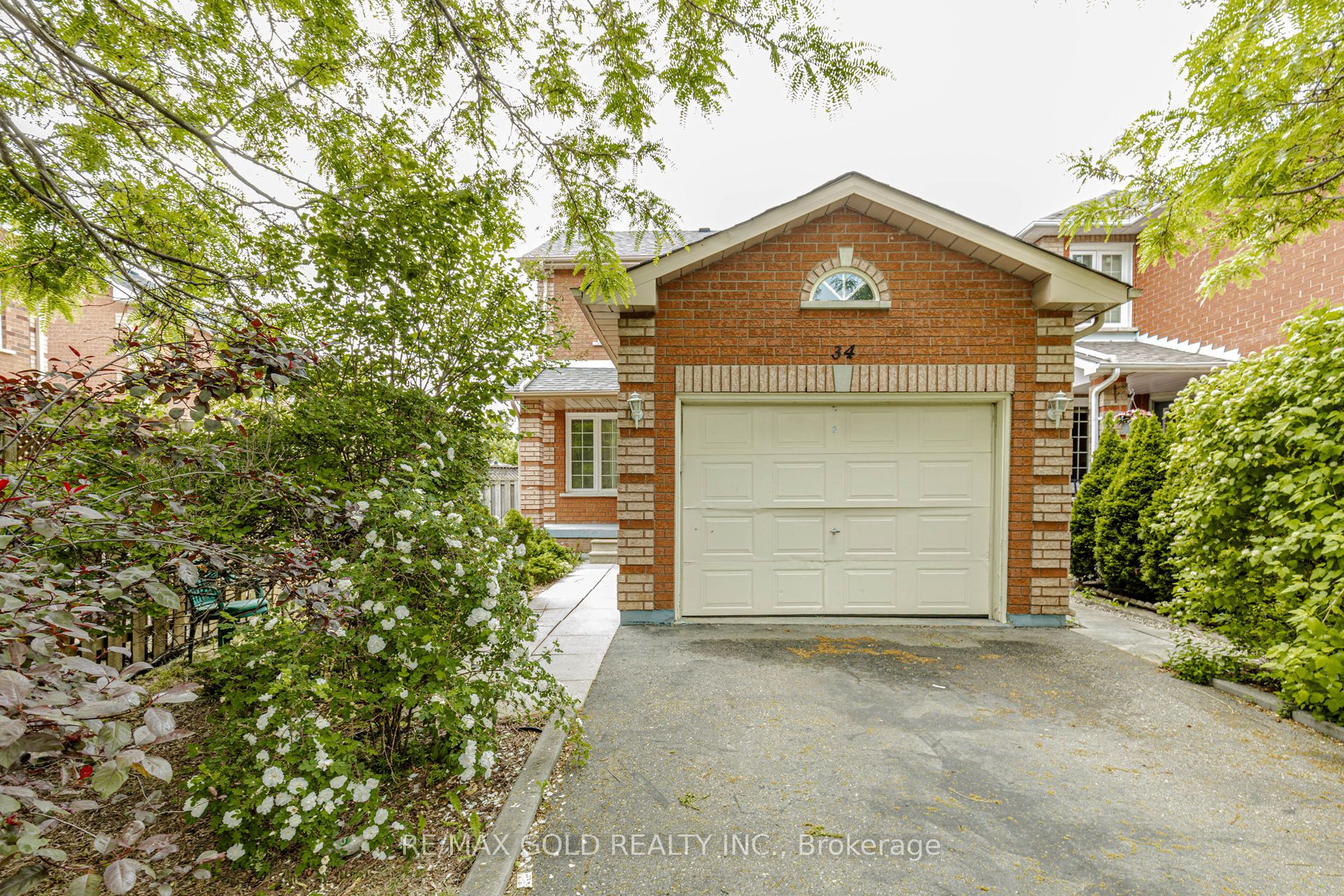 34 White Tail Crescent Property Photo 2