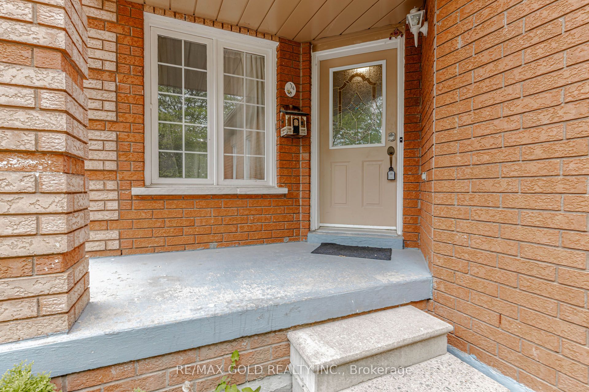 34 White Tail Crescent Property Photo 3