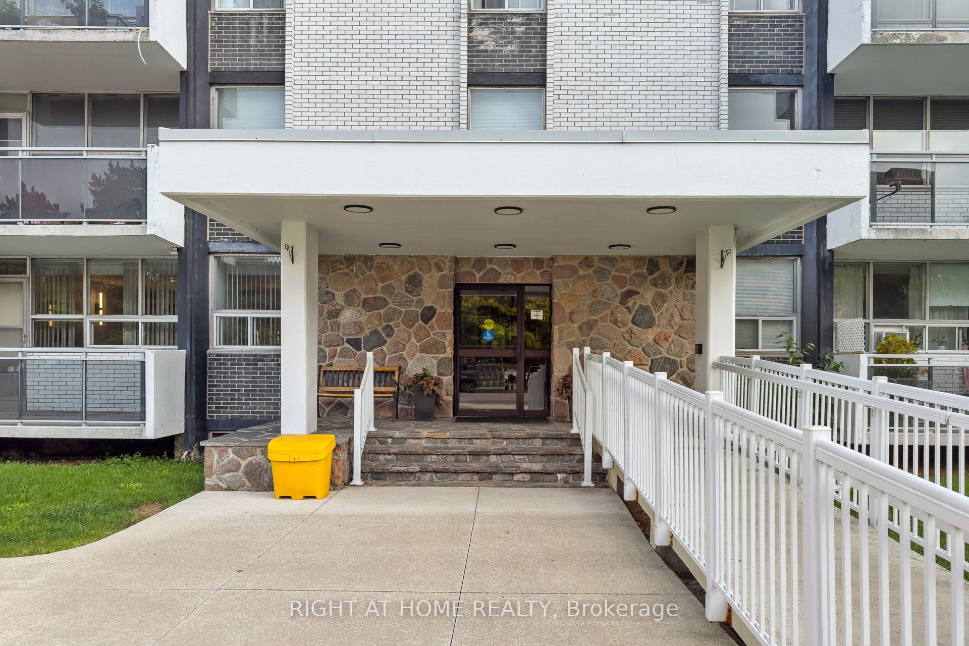 151 Larose Avenue E 907 Property Photo 2
