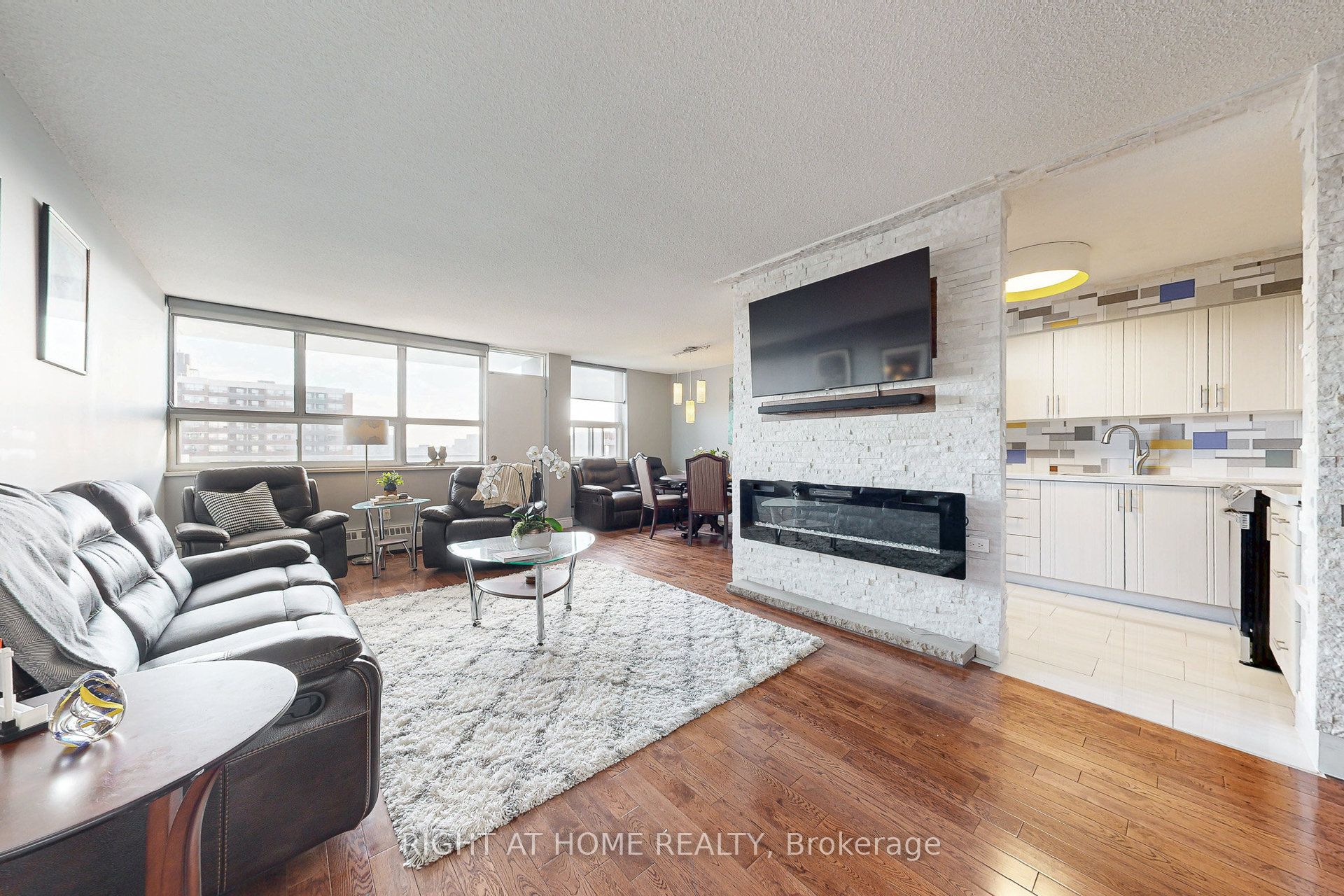 151 Larose Avenue E 907 Property Photo 5