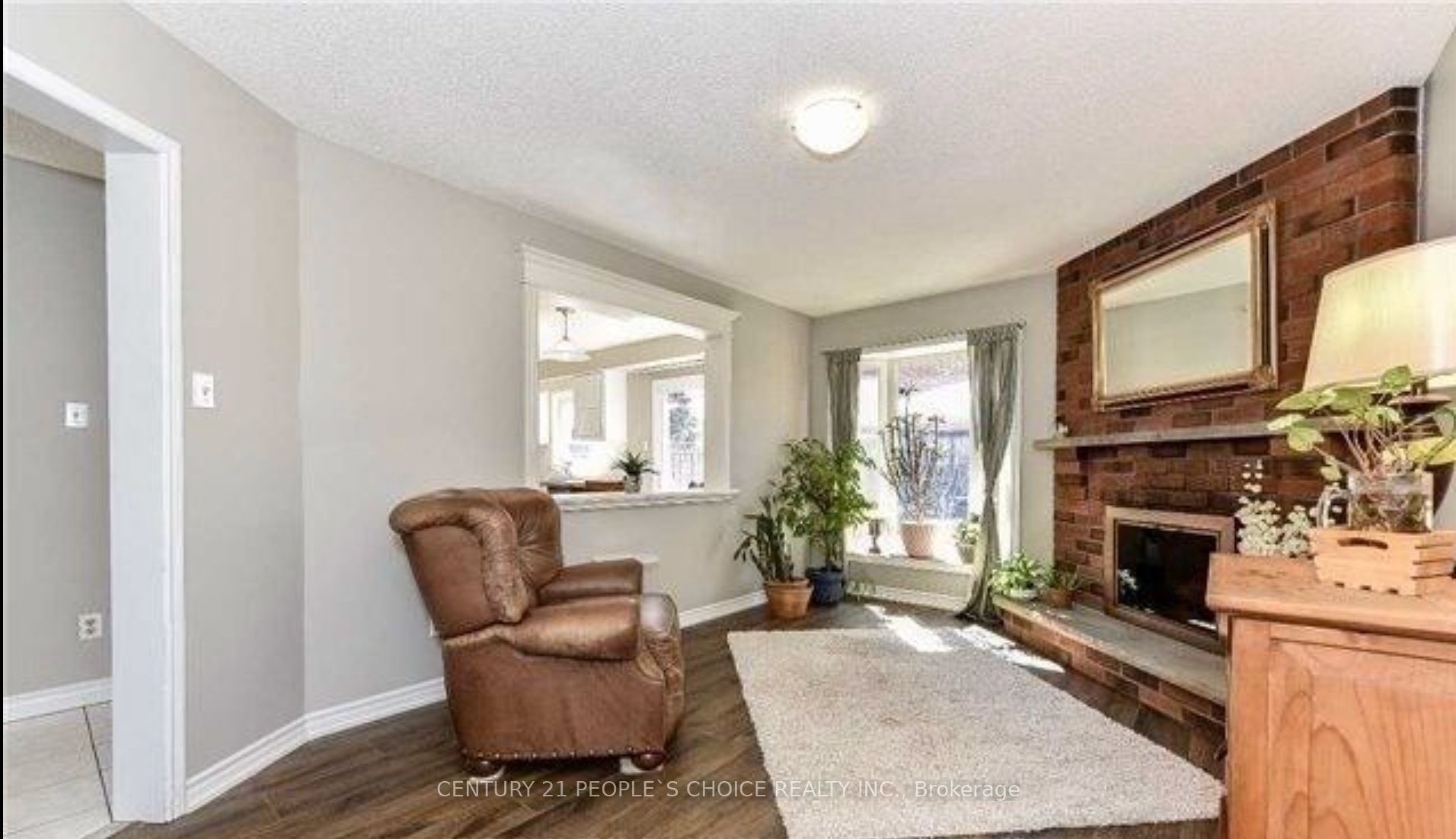 4339 Radisson (upper Level) Crescent W Property Photo 4