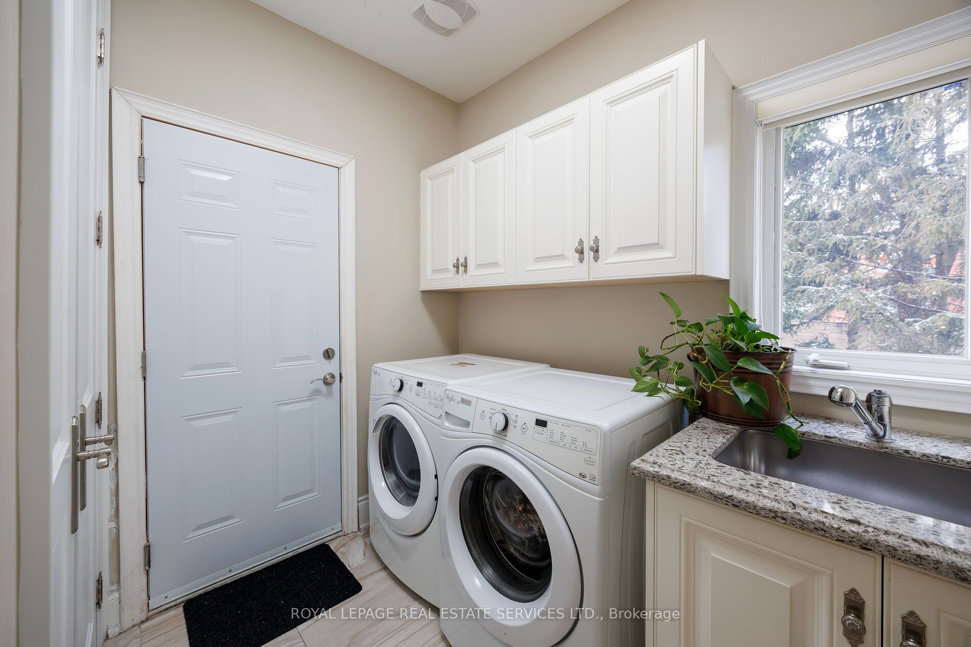 125 Paliser Court Property Photo 19