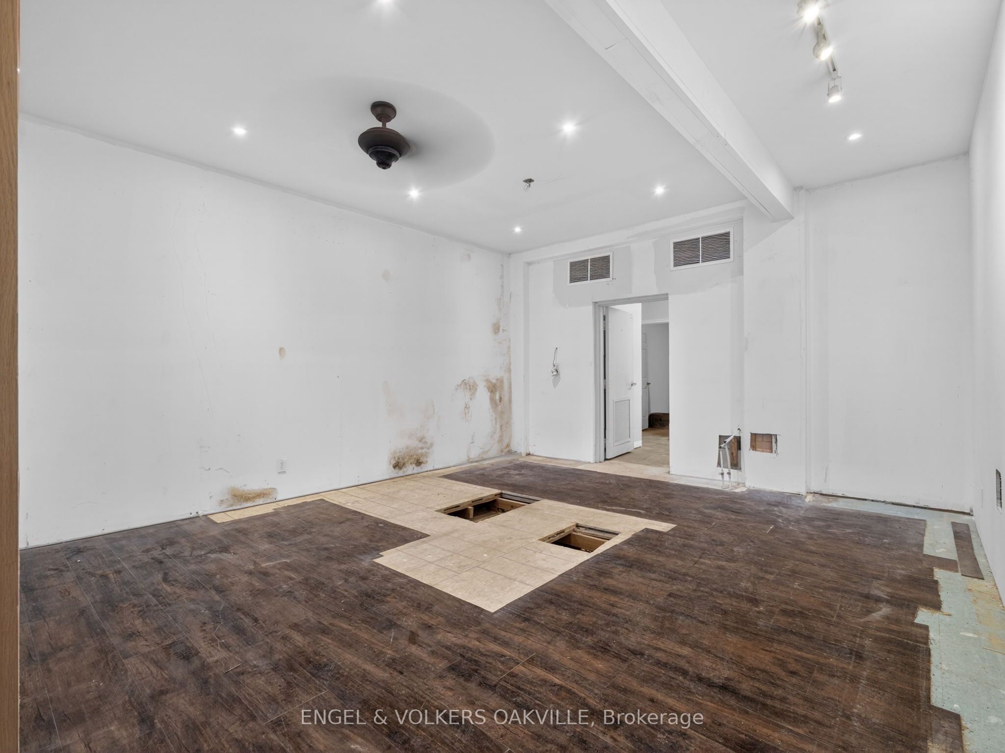 315a Lakeshore Road E Property Photo 17