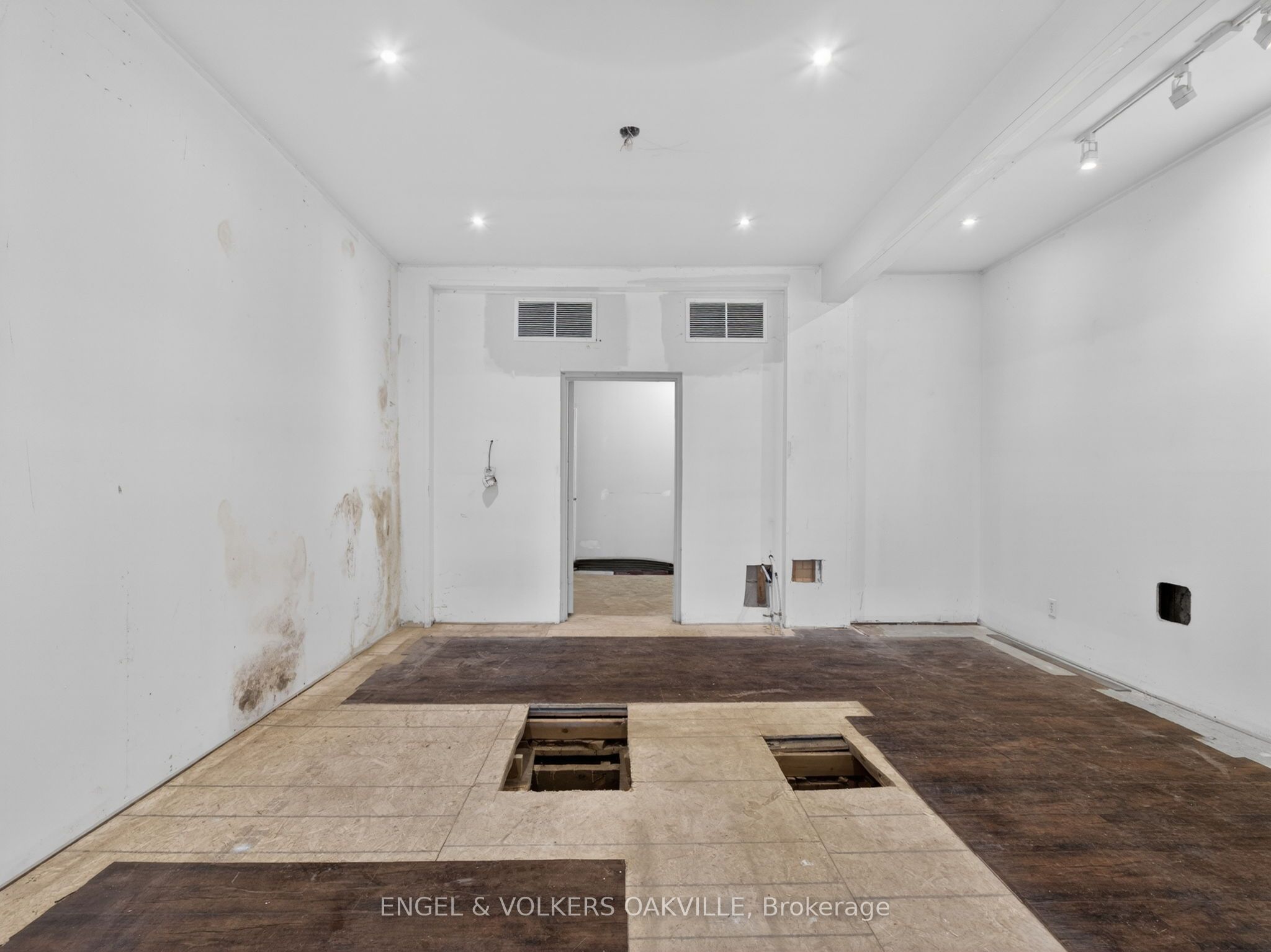 315a Lakeshore Road E Property Photo 18