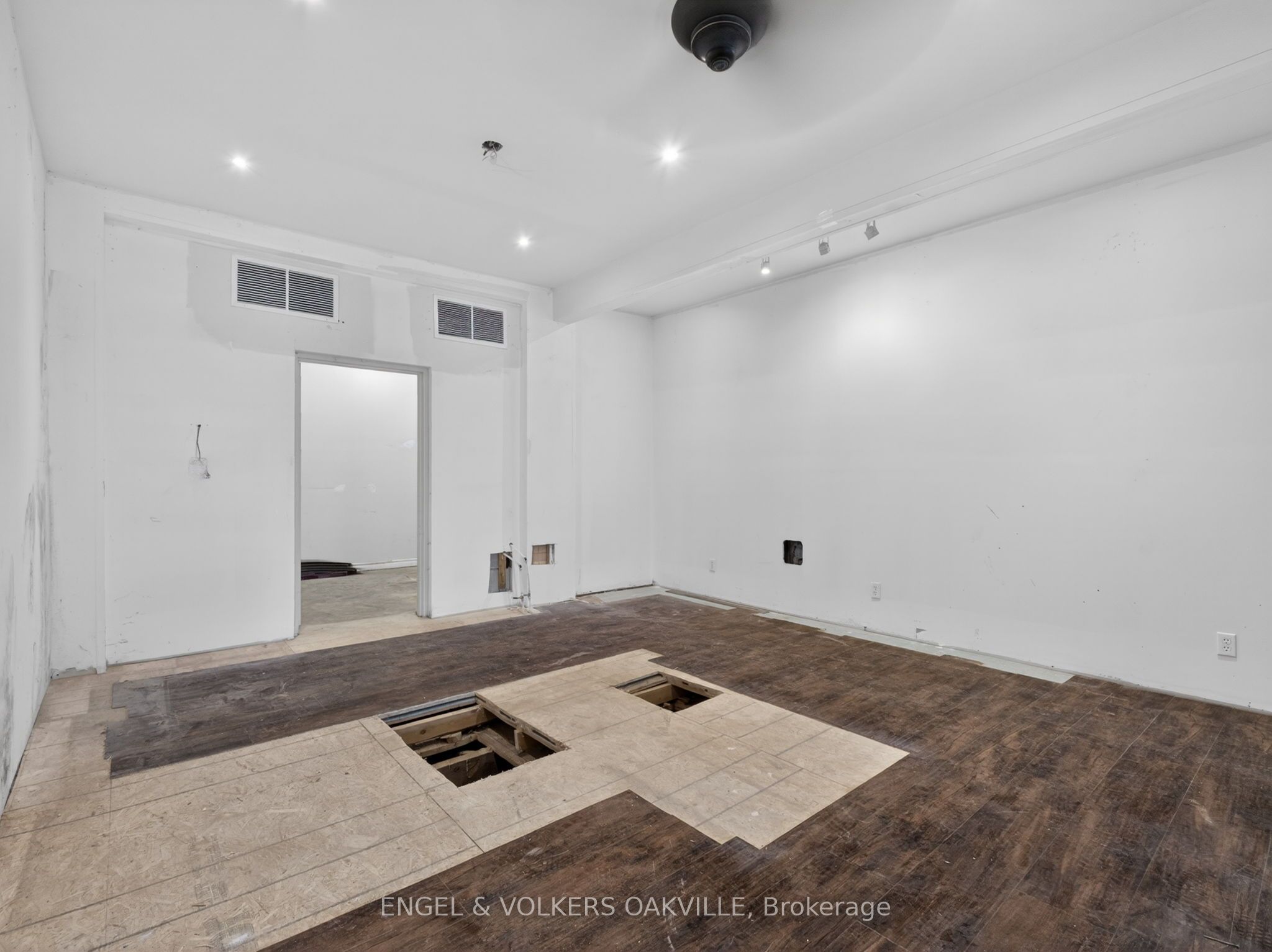 315a Lakeshore Road E Property Photo 19