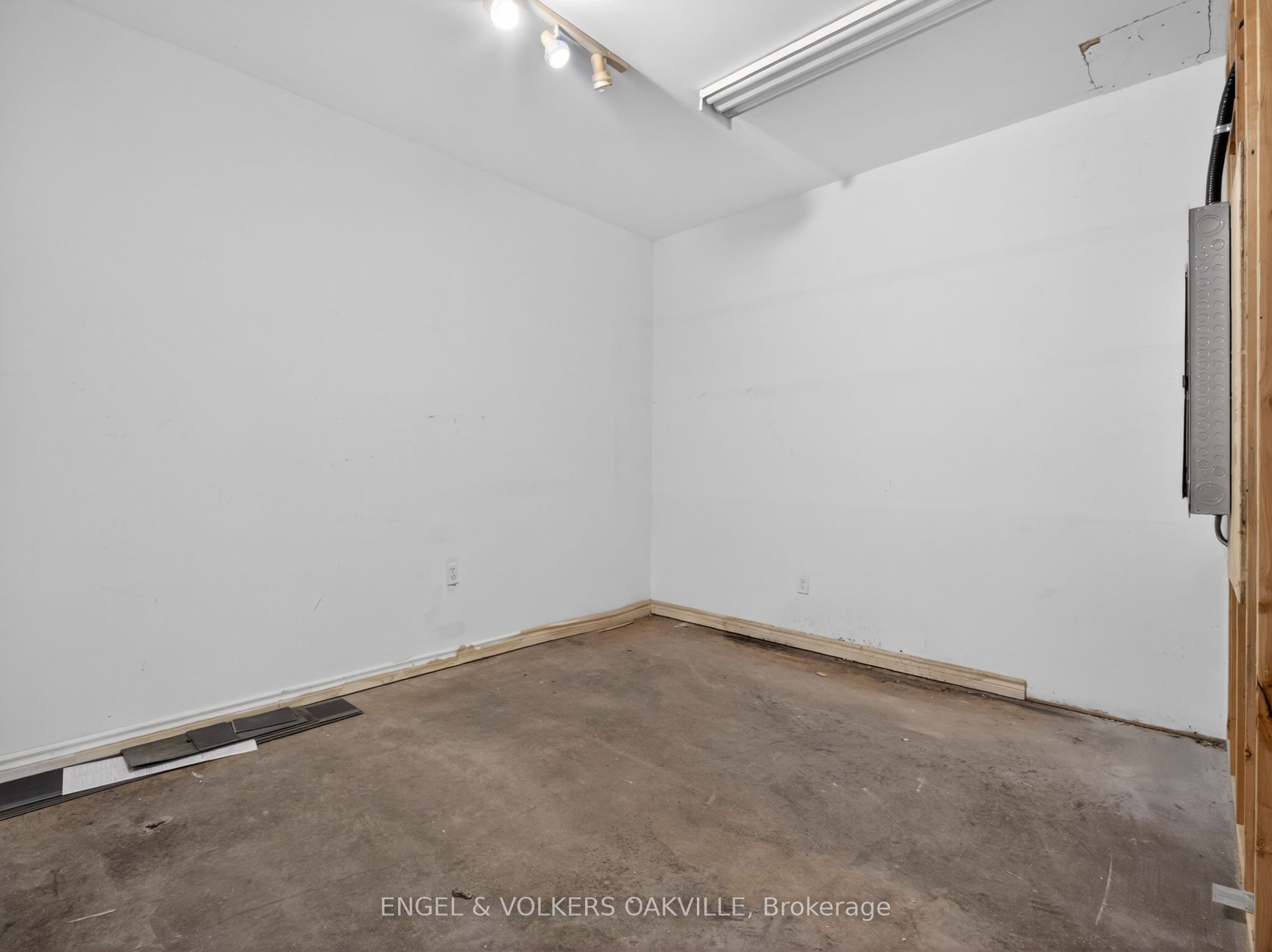315a Lakeshore Road E Property Photo 24