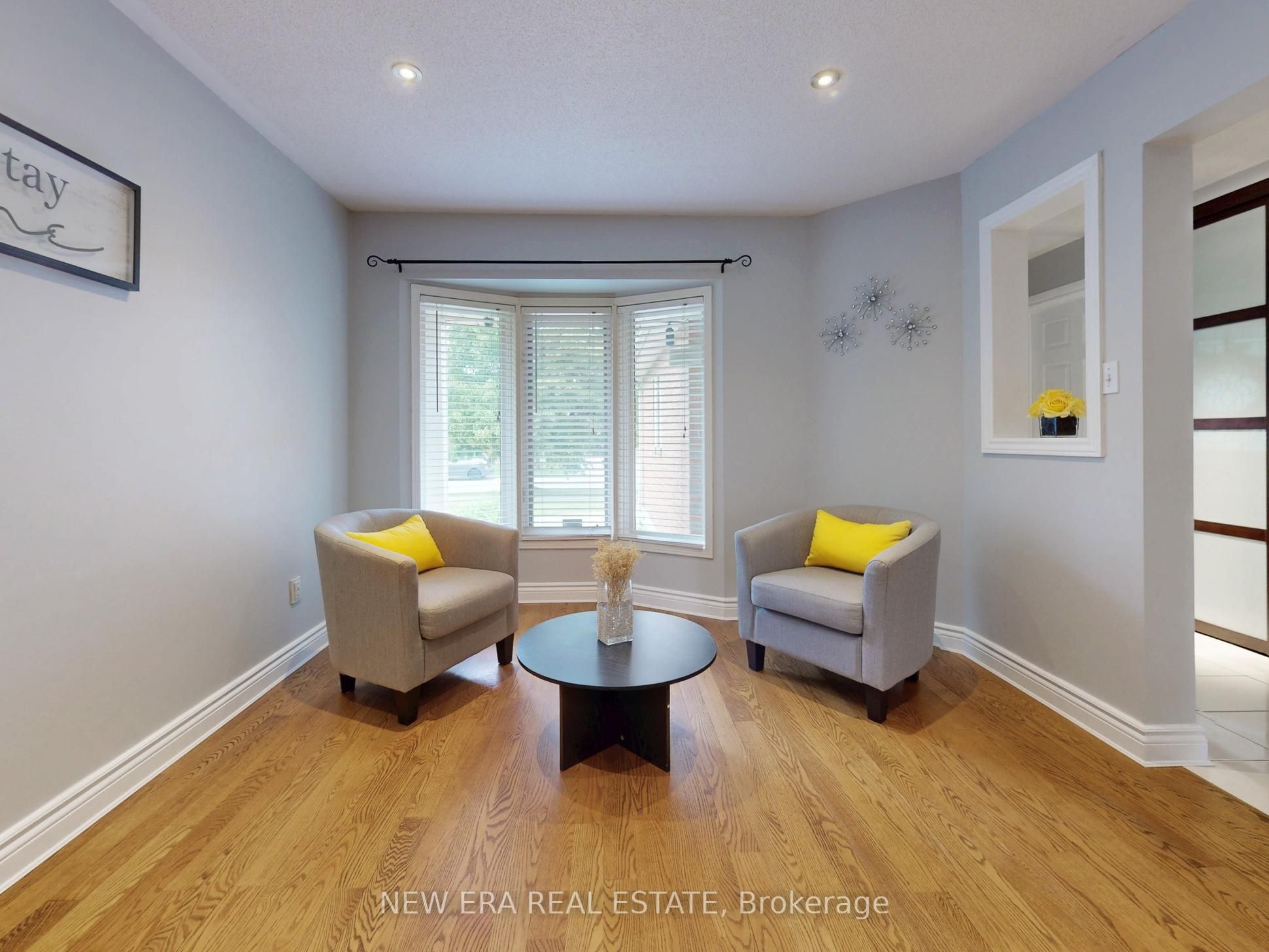 5380 Floral Hill Crescent Property Photo 4