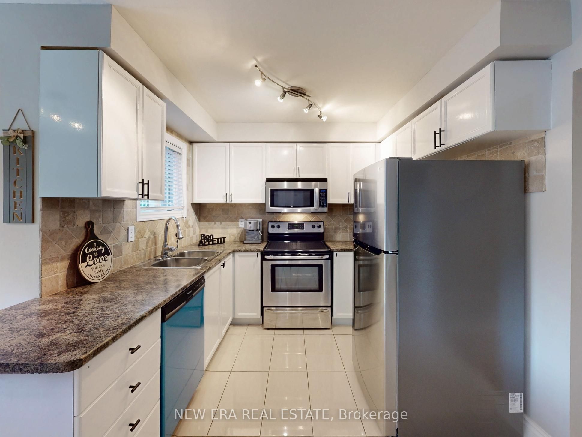 5380 Floral Hill Crescent Property Photo 10