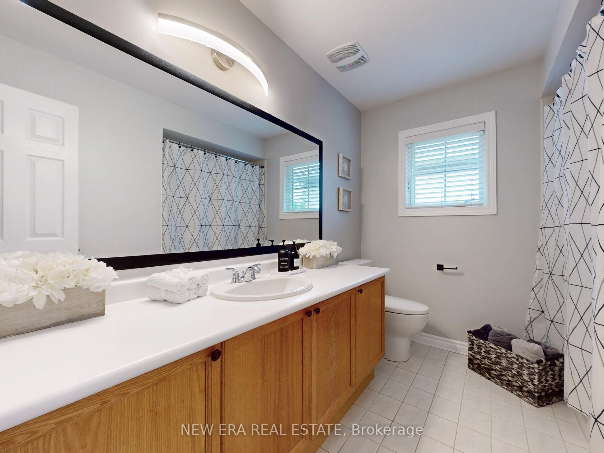 5380 Floral Hill Crescent Property Photo 27