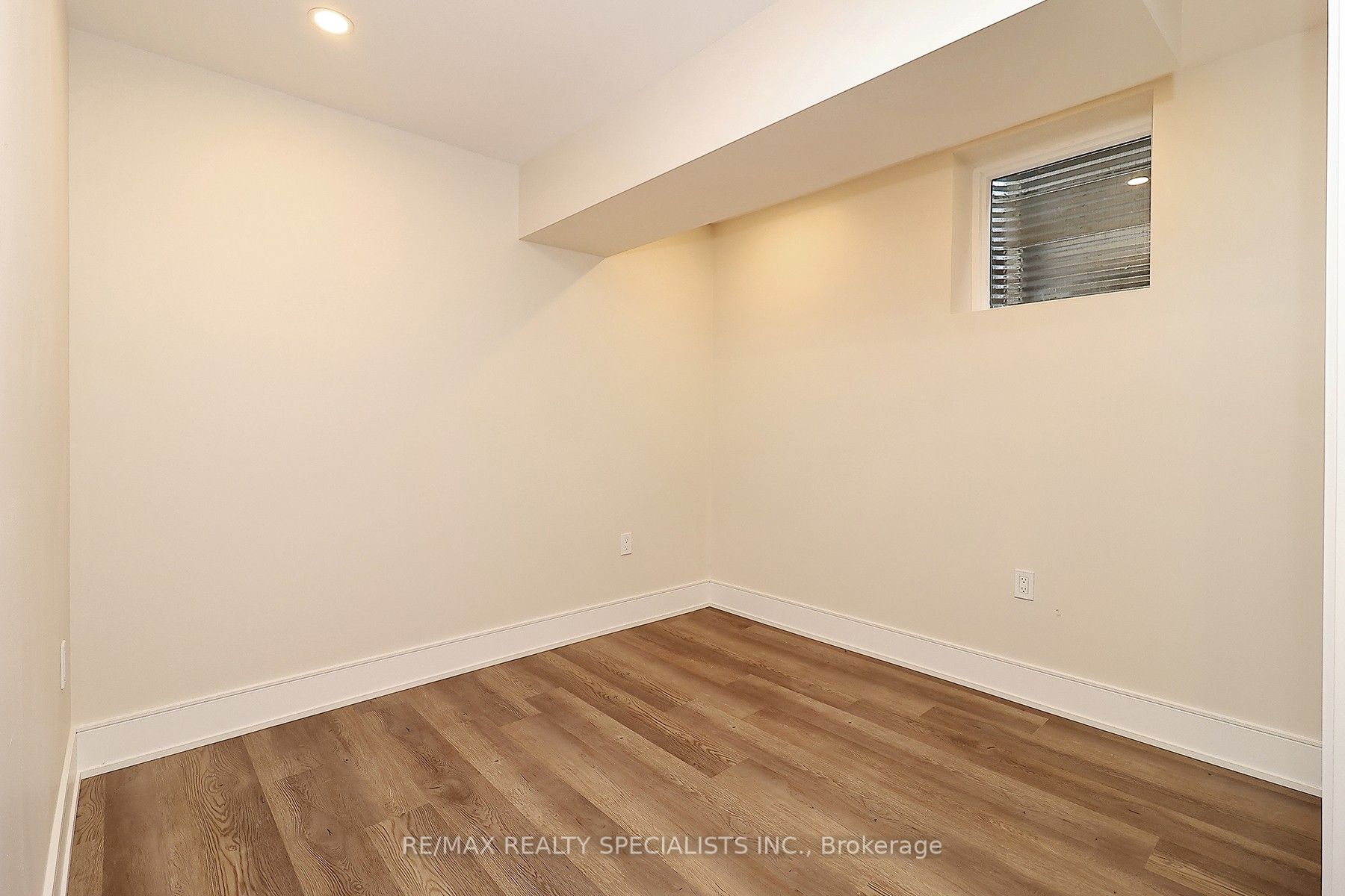 1046 Roosevelt Road Bsmnt Property Photo 9
