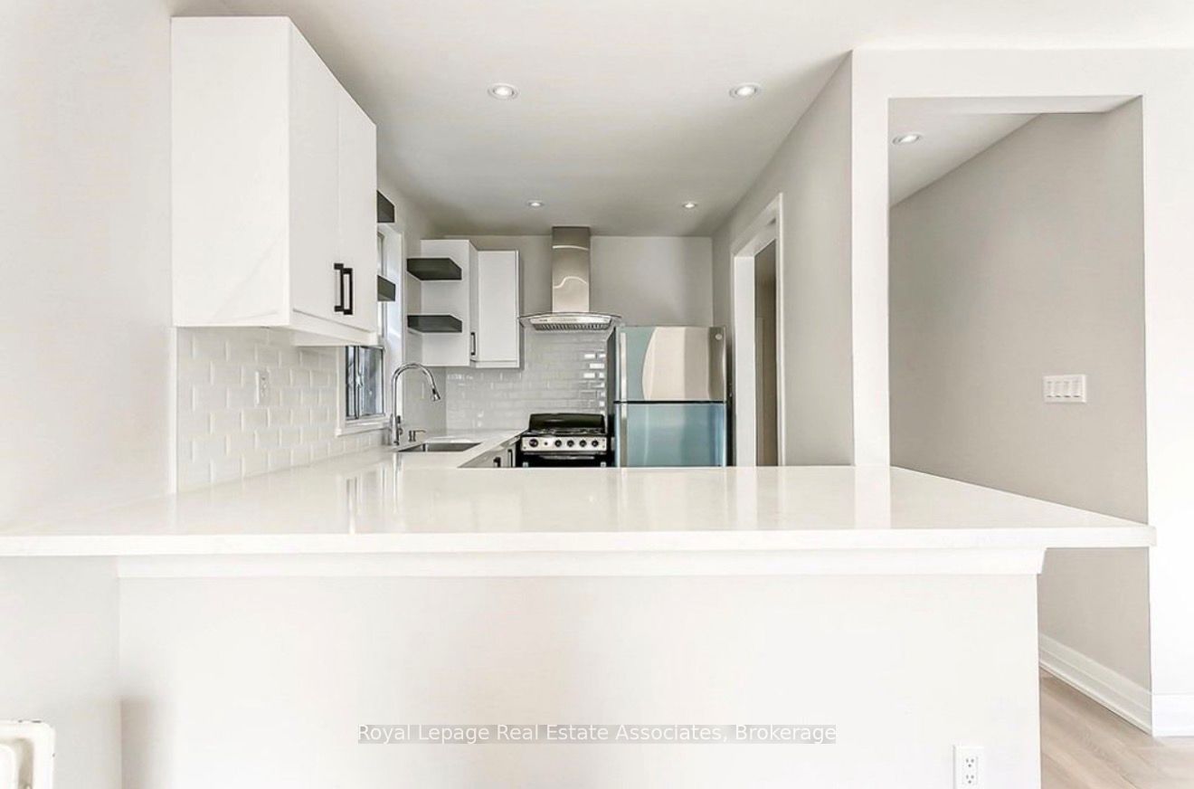 237 Lakeshore Road E 2 Property Photo 4
