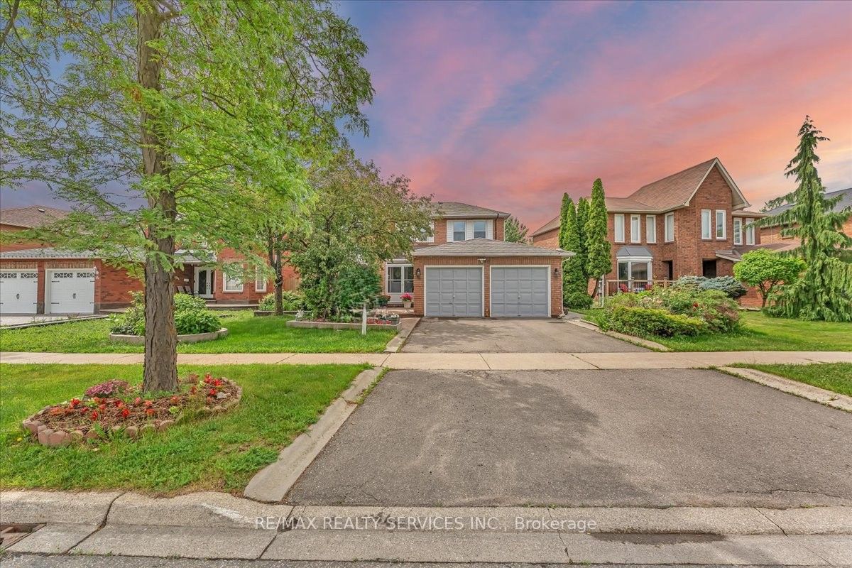 16 Major William Sharpe Drive E Property Photo 1