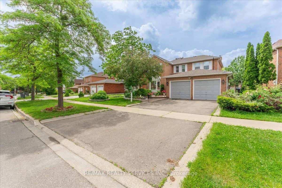 16 Major William Sharpe Drive E Property Photo 2