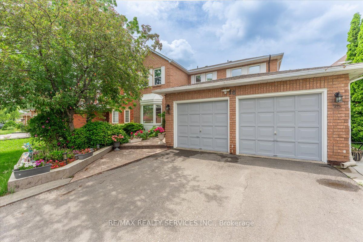 16 Major William Sharpe Drive E Property Photo 3