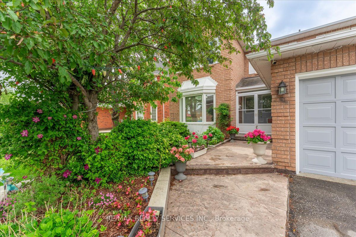 16 Major William Sharpe Drive E Property Photo 4