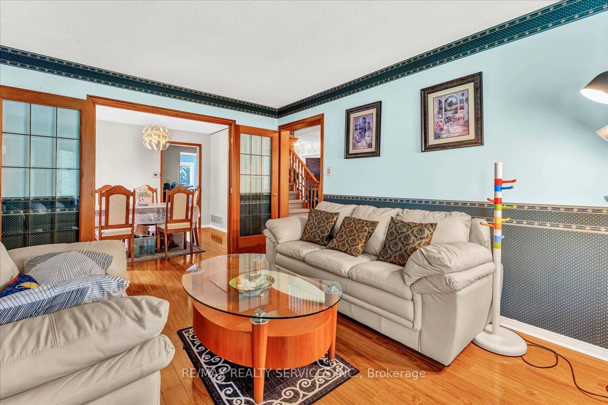 16 Major William Sharpe Drive E Property Photo 9