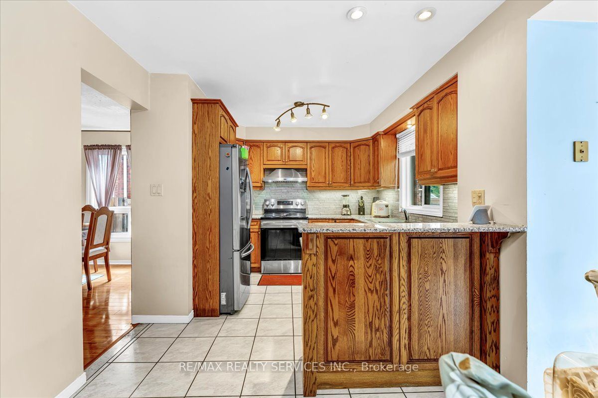 16 Major William Sharpe Drive E Property Photo 14