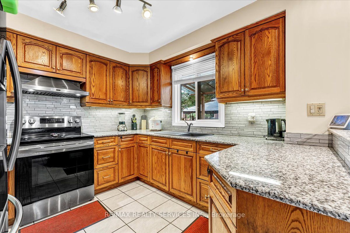 16 Major William Sharpe Drive E Property Photo 15