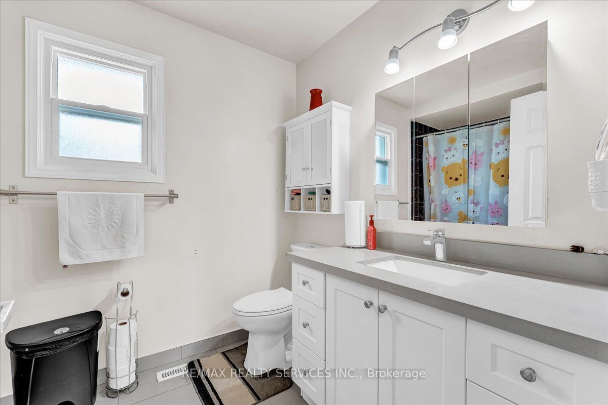 16 Major William Sharpe Drive E Property Photo 35