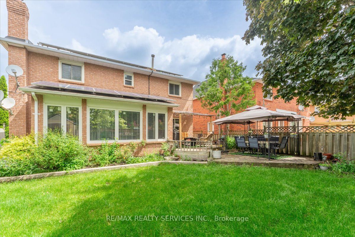 16 Major William Sharpe Drive E Property Photo 45