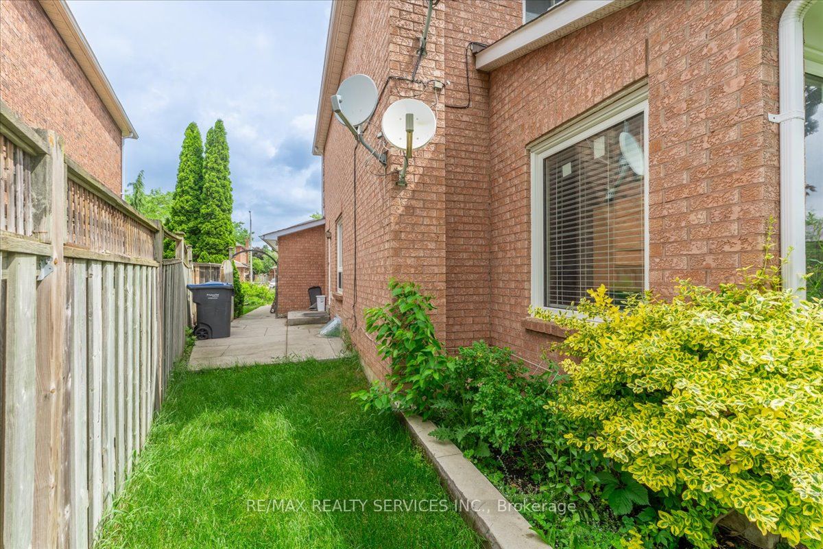 16 Major William Sharpe Drive E Property Photo 50