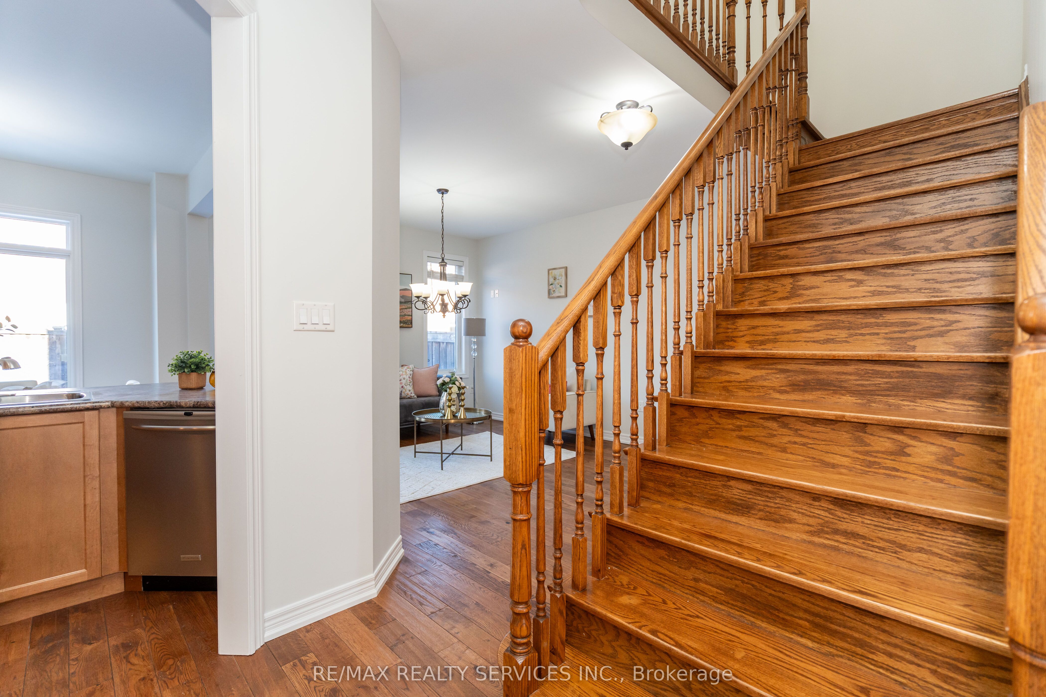 112 Amaranth Crescent Property Photo 6